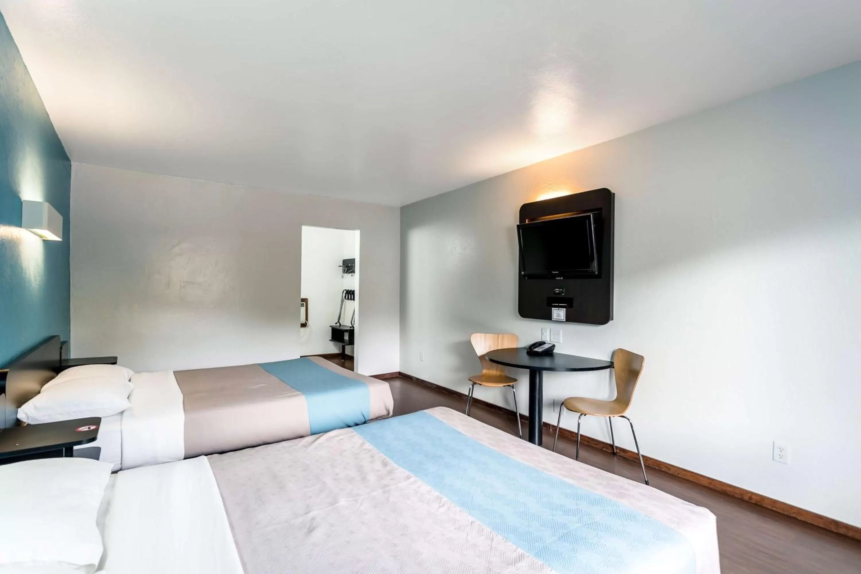 Photo of the whole room, Bed in Motel 6 University Missoula