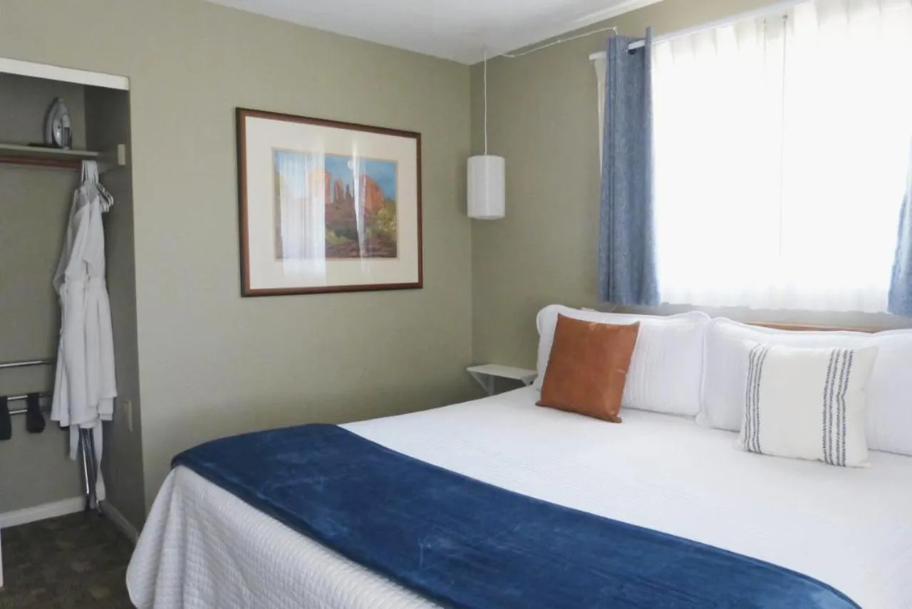 Bed in Baby Quail Inn