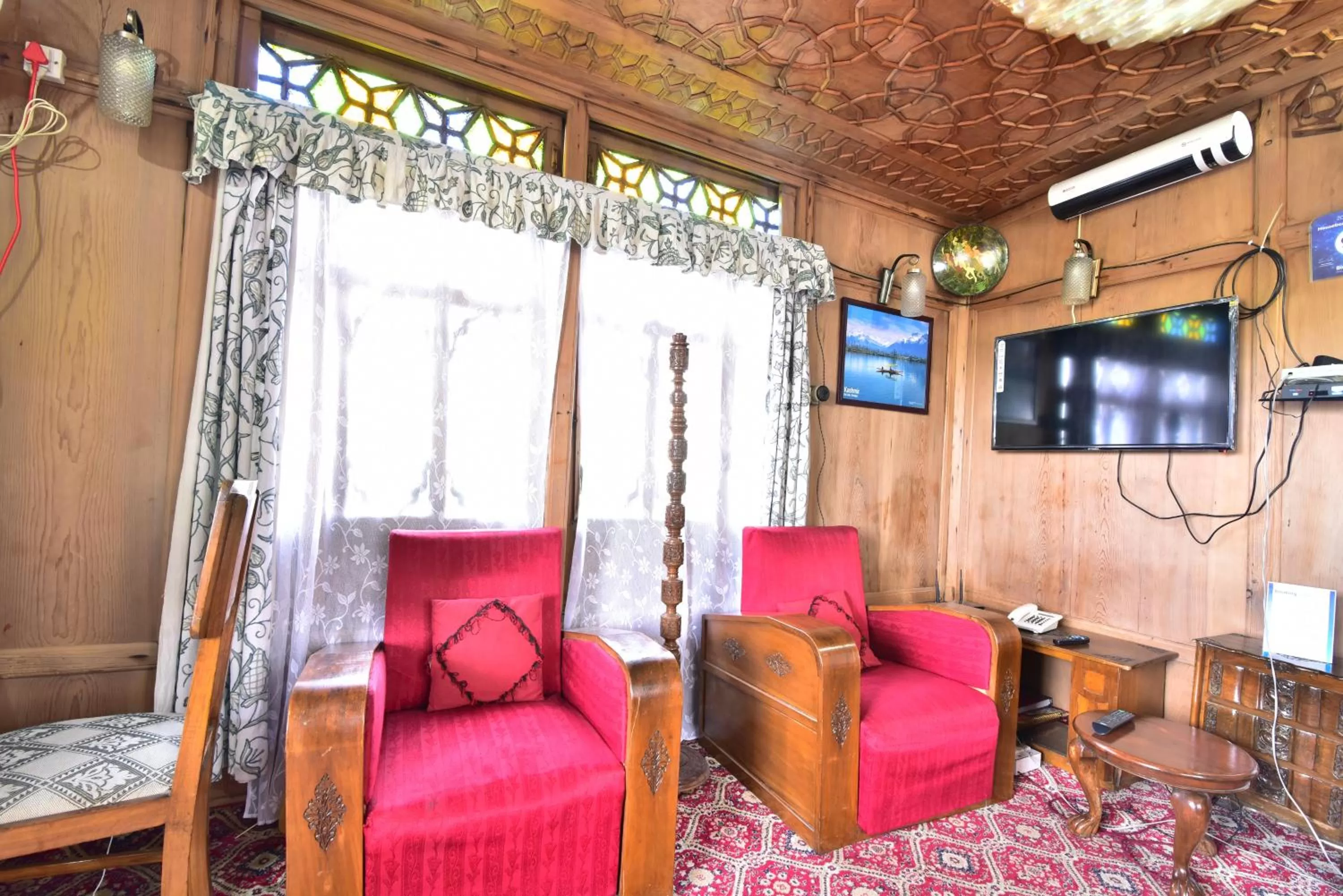 Communal lounge/ TV room in Houseboat Zaindari Palace