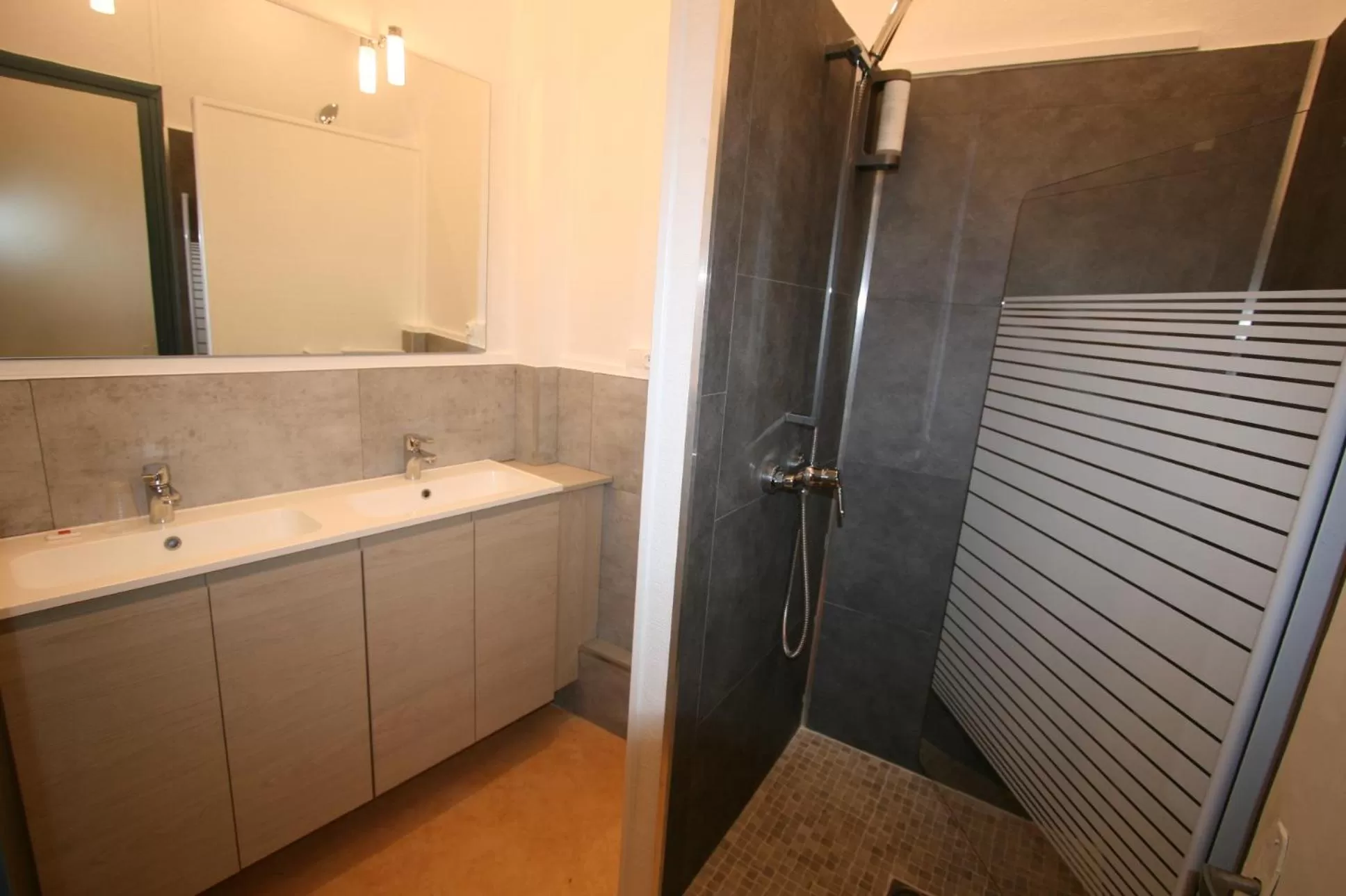 Shower in Hôtel Le Picardy