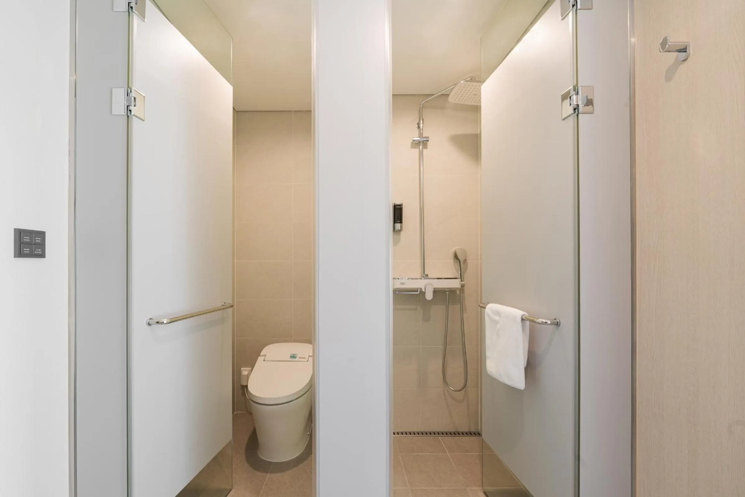 Shower in Nine Tree by Parnas Seoul Dongdaemun