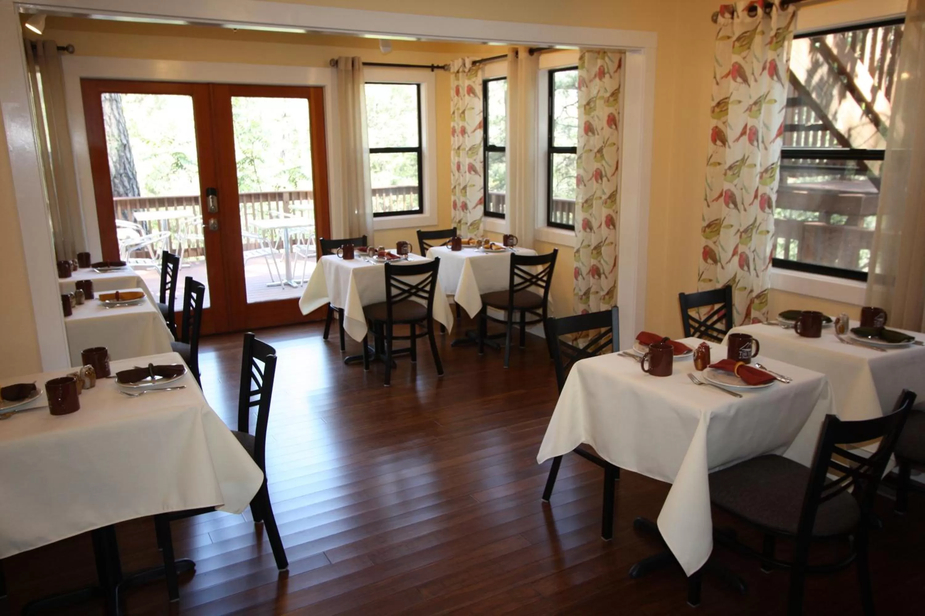 Restaurant/places to eat in The Inn at Shasta Lake