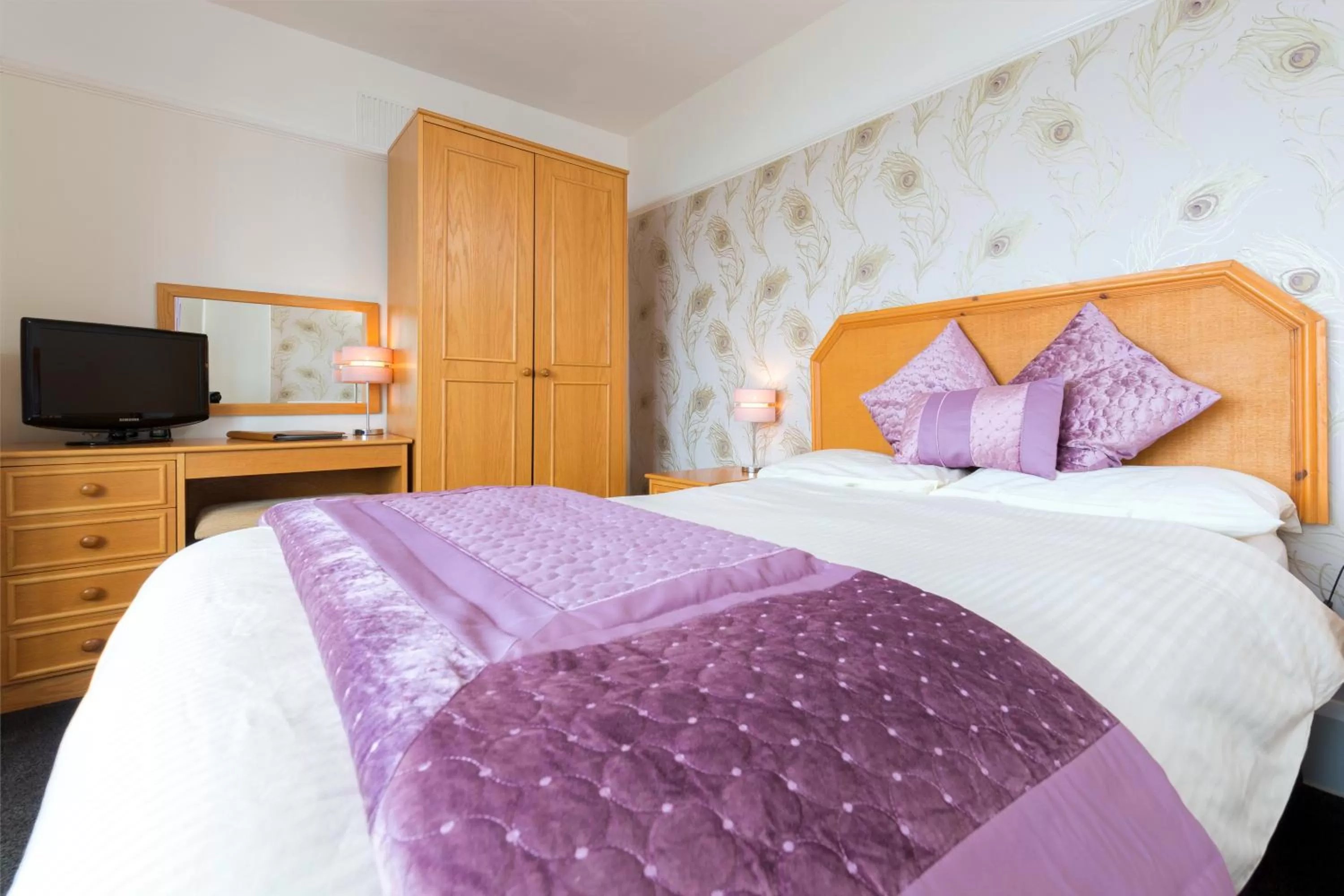 Bedroom, Bed in Marine Hotel