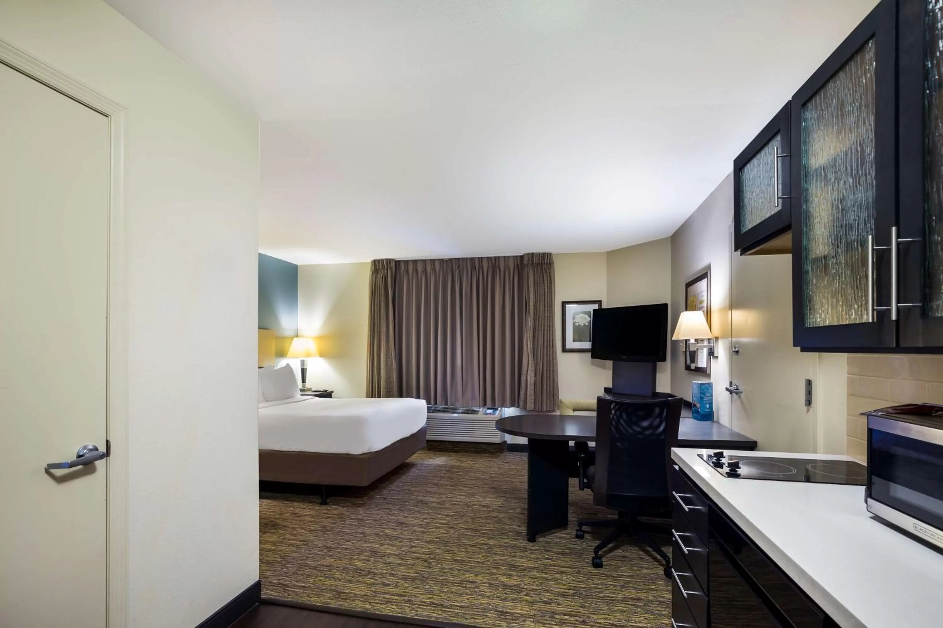 Photo of the whole room, Bed in Sonesta Simply Suites St Louis Earth City