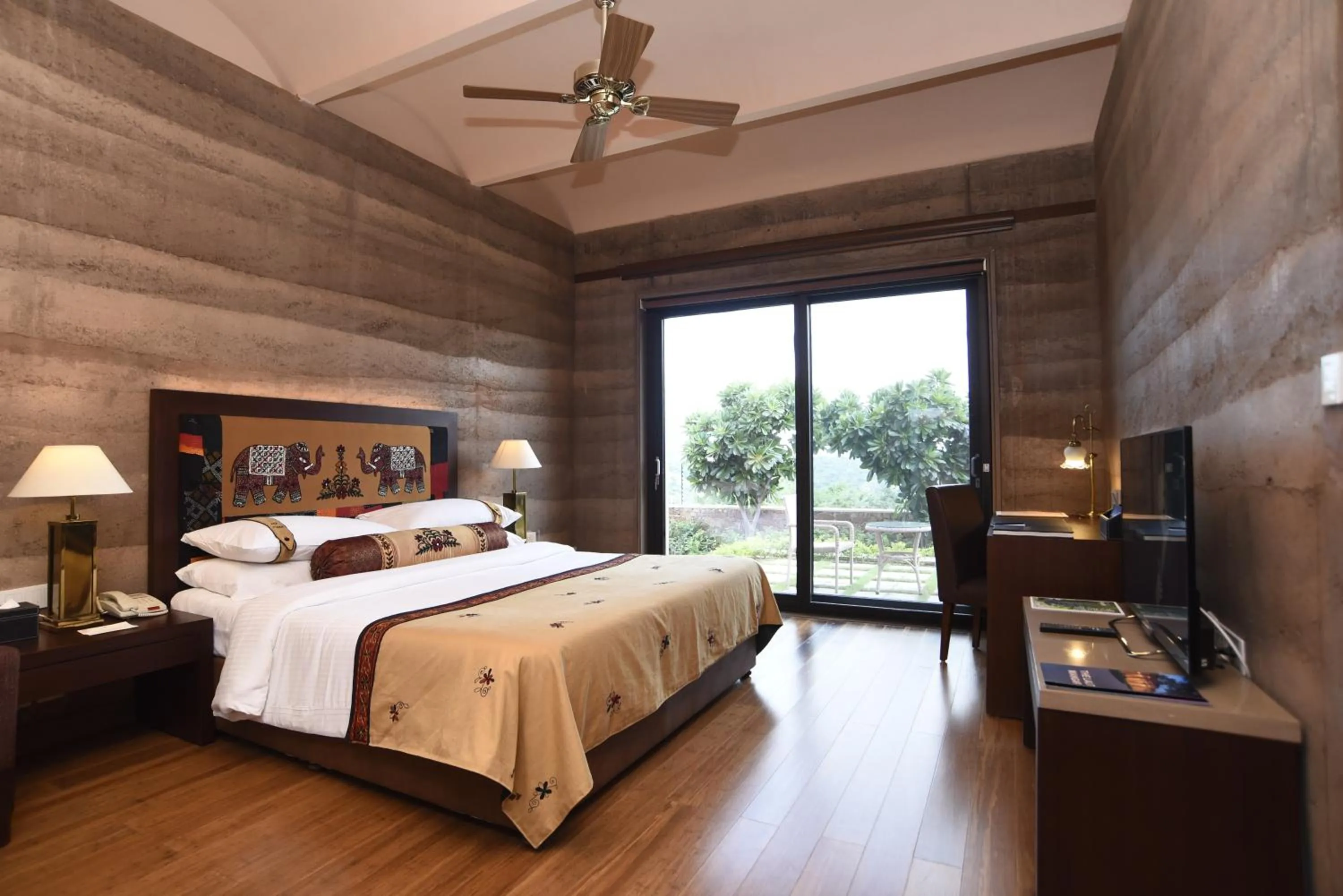 Photo of the whole room, Bed in The Lalit Mangar