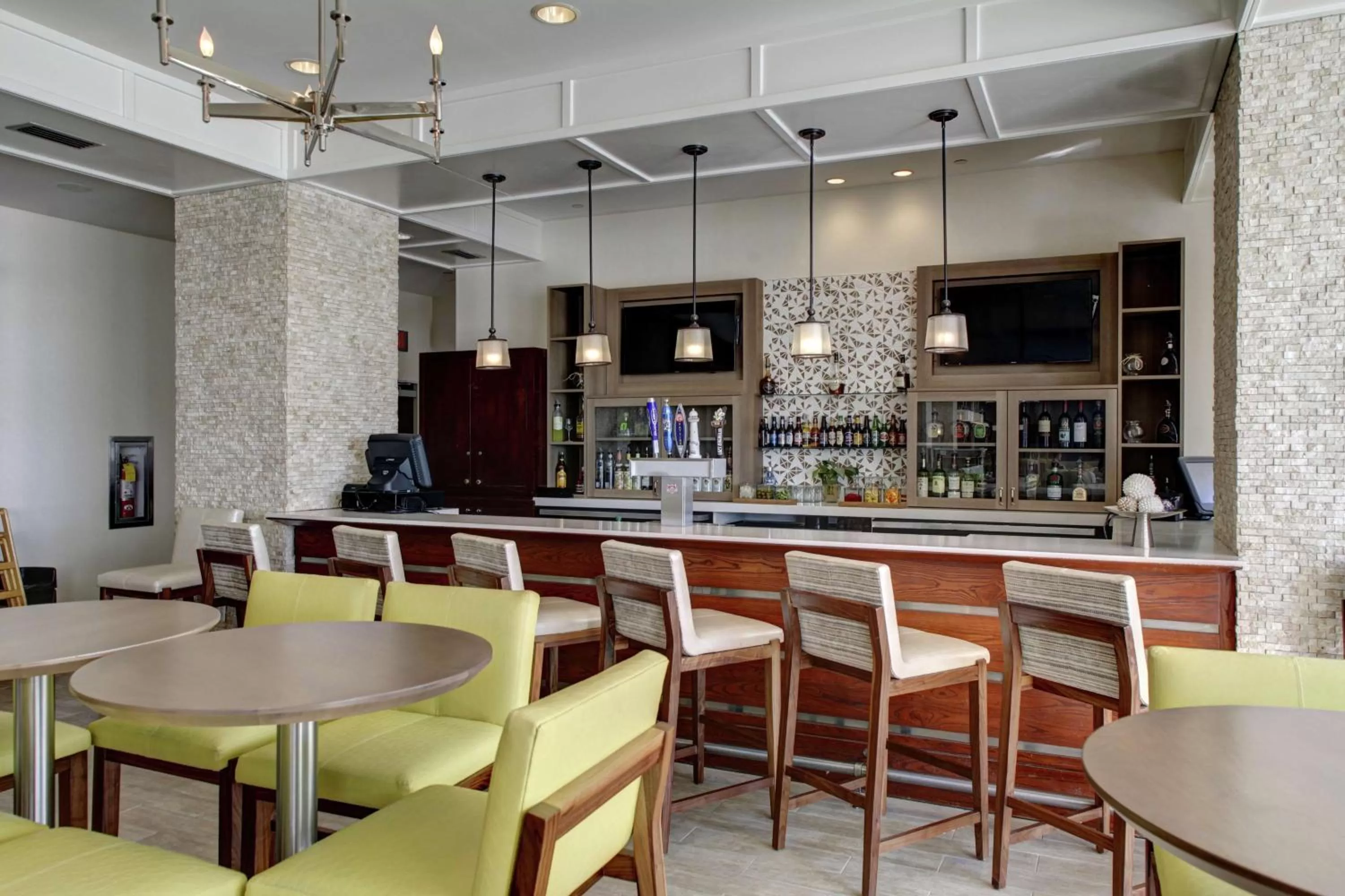 Lounge or bar in DoubleTree by Hilton Biloxi