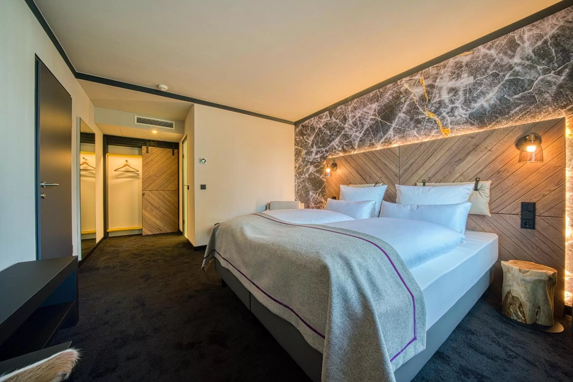 Photo of the whole room, Bed in FourSide Hotel Salzburg Messe, Trademark Collection by Wyndham