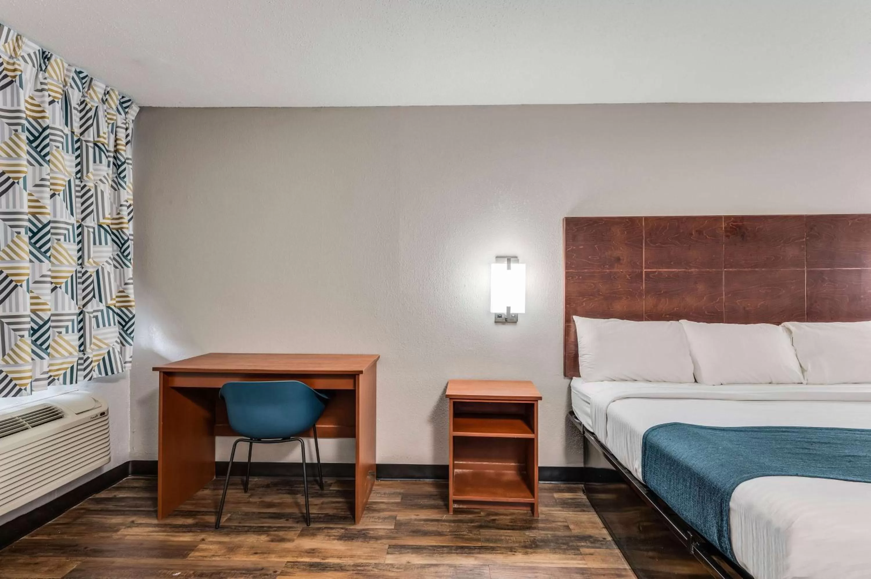 Photo of the whole room, Bed in Motel 6-Tupelo, MS - Downtown