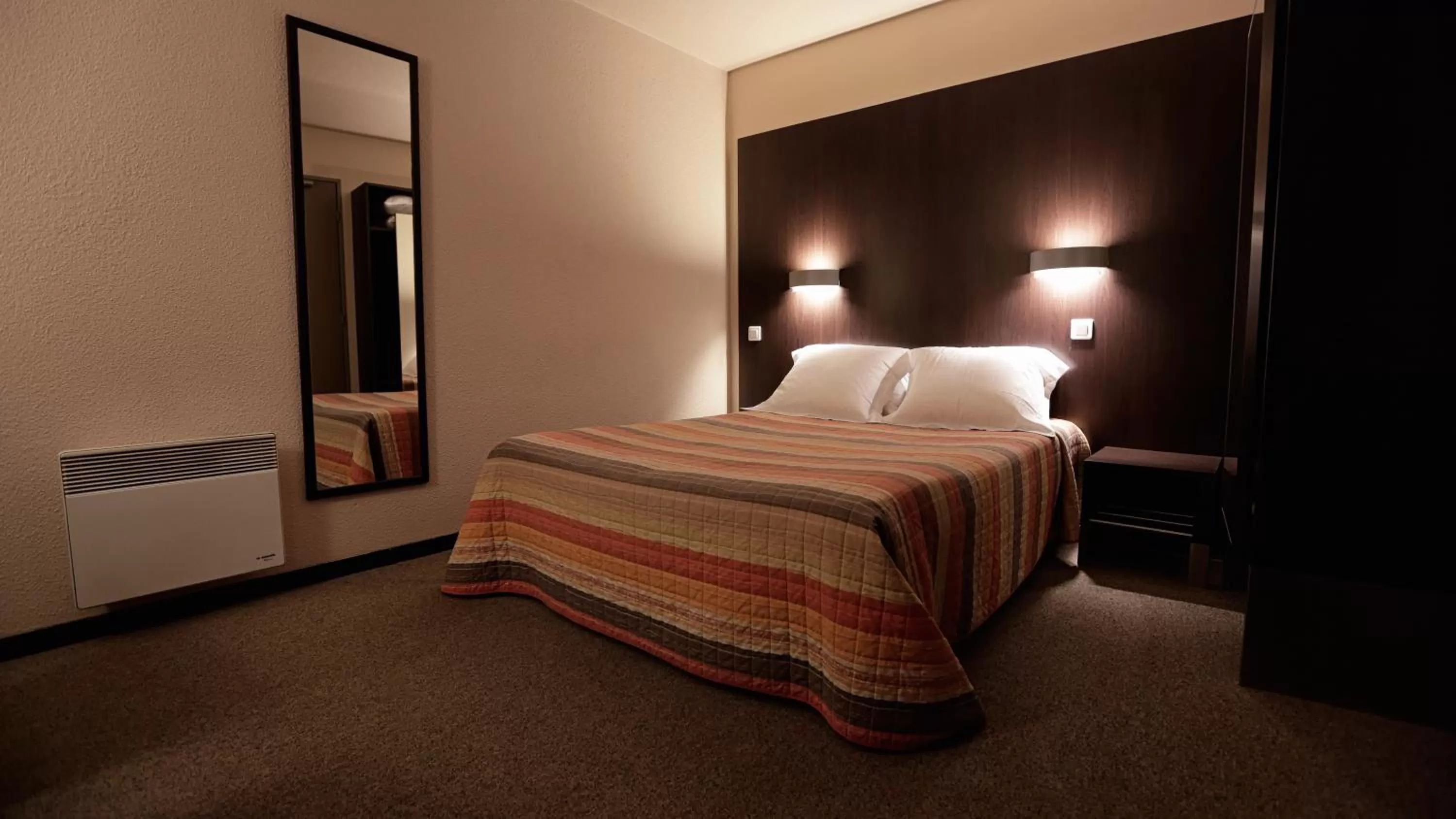 Bedroom, Bed in Hôtel Au Petit Caporal