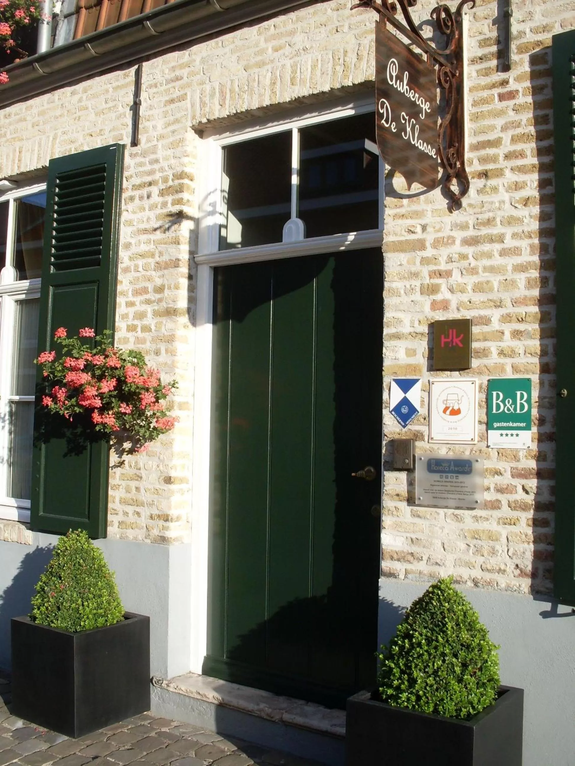 Facade/entrance, TV/Entertainment Center in B&B Auberge De Klasse