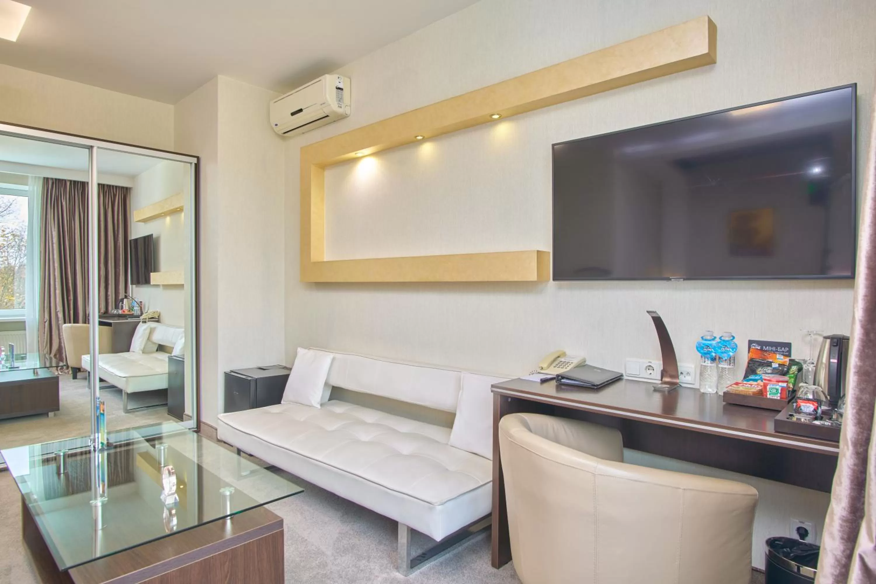 Photo of the whole room, Seating Area in Hotel & Spa NEMO with dolphins