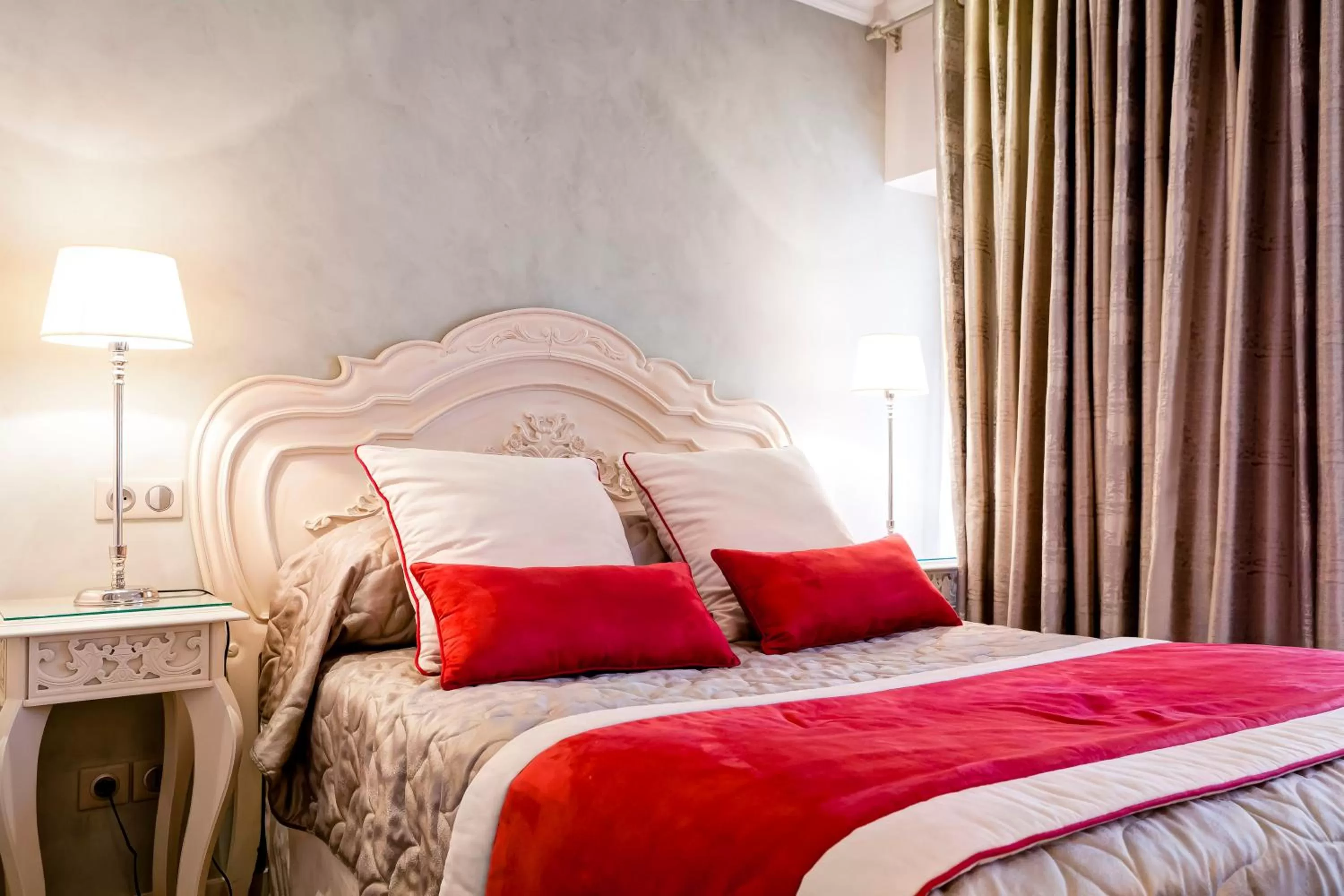 Photo of the whole room, Bed in Grand Hotel des Terreaux