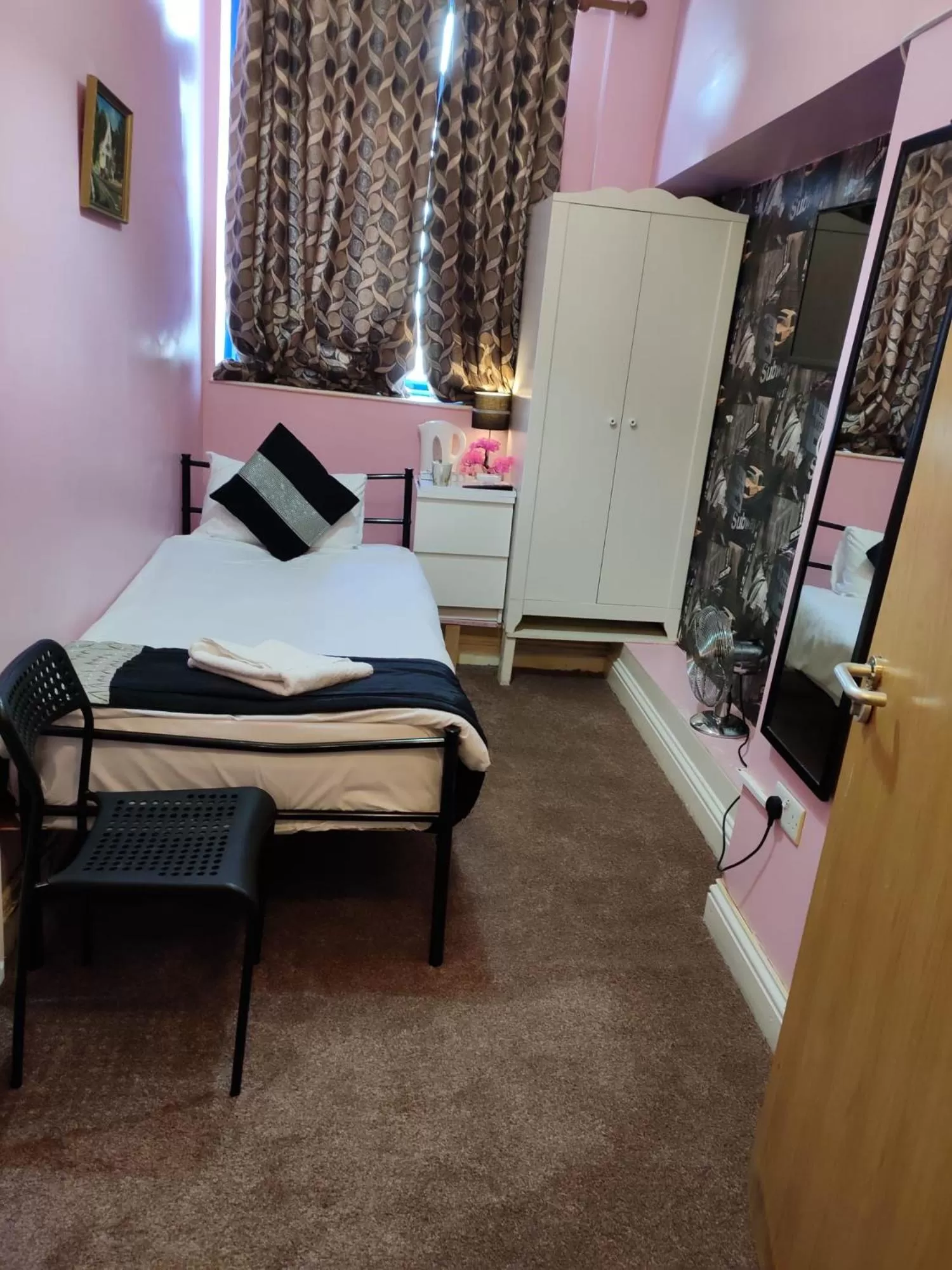 Bedroom, Bed in Pacific Inn London Heathrow