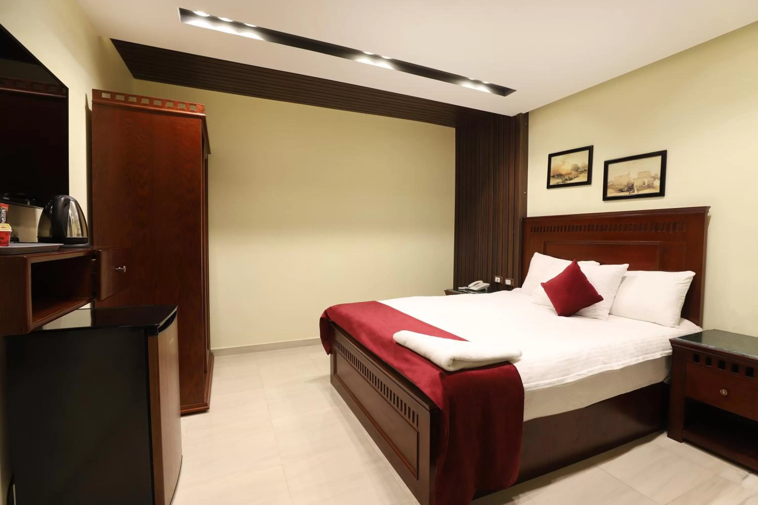 Communal lounge/ TV room, Bed in Brothers Pyramids View Hotel