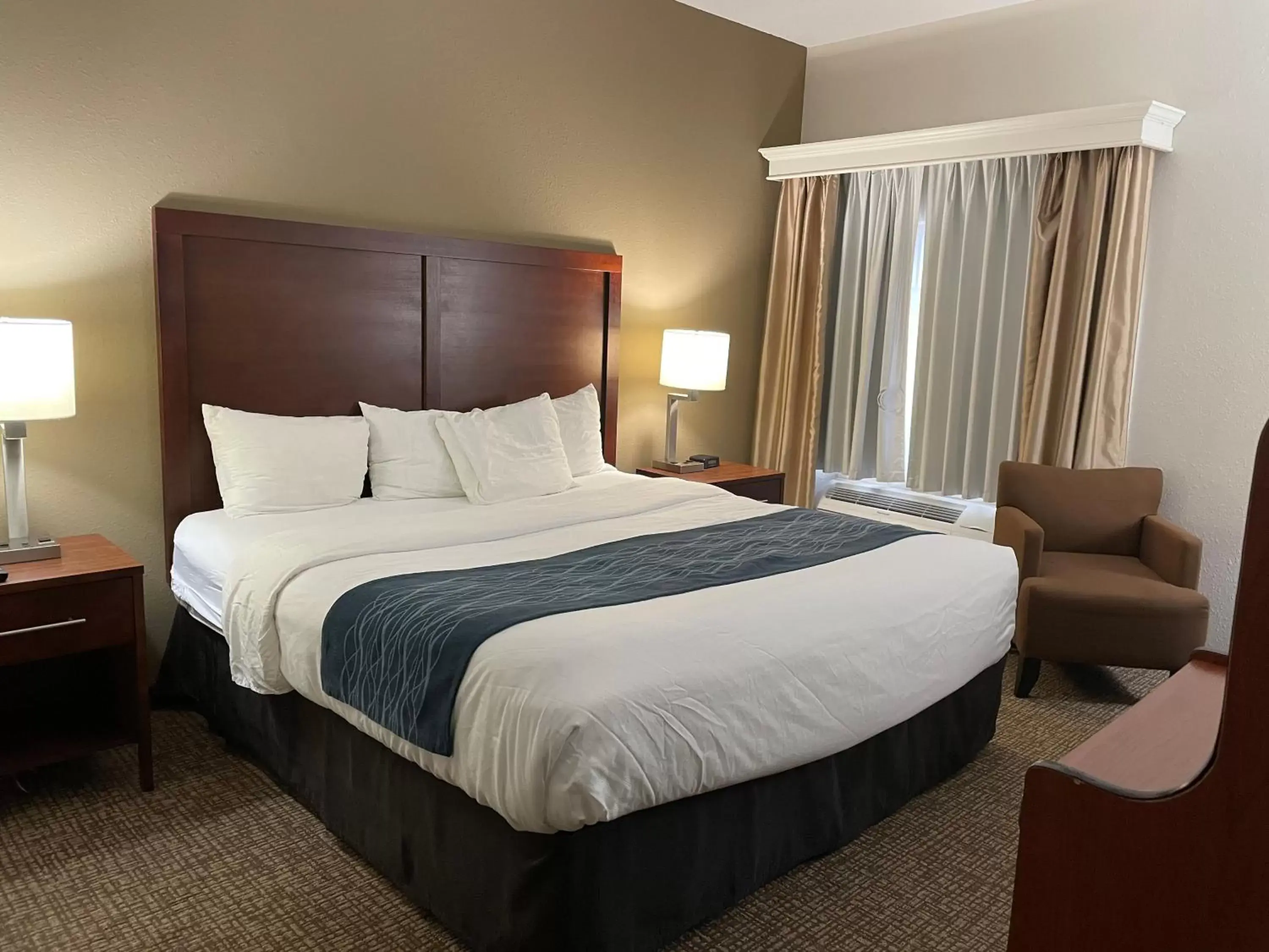 Standard King Room with Tub - Accessible/Non-Smoking in Comfort Inn Downtown - University Area Standard King Room with Tub - Accessible/Non-Smoking in Comfort Inn Downtown - University Area