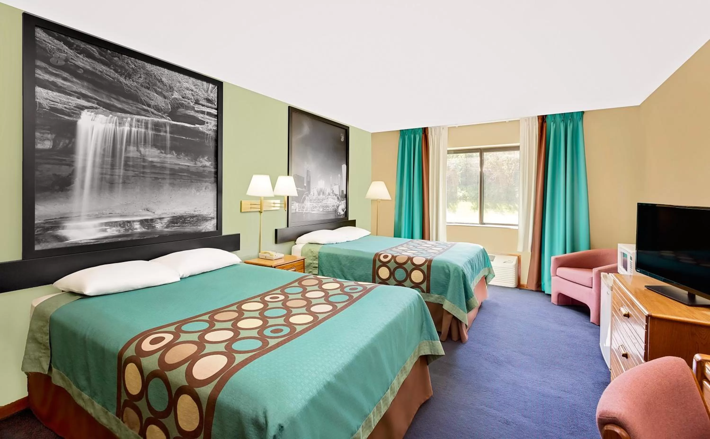 Photo of the whole room, Bed in Super 8 by Wyndham Macomb