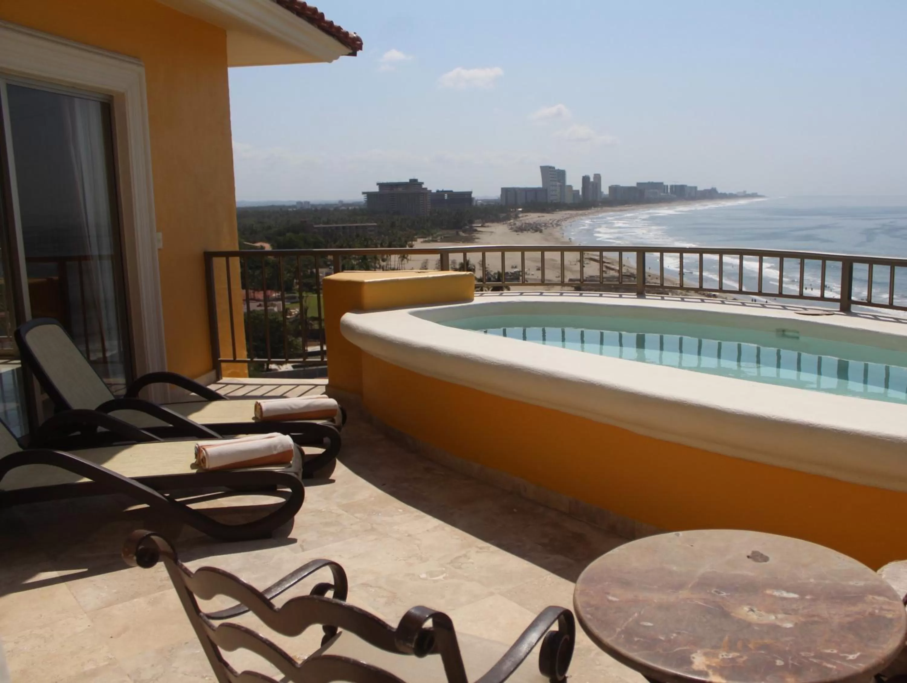 Photo of the whole room in Quinta Real Acapulco