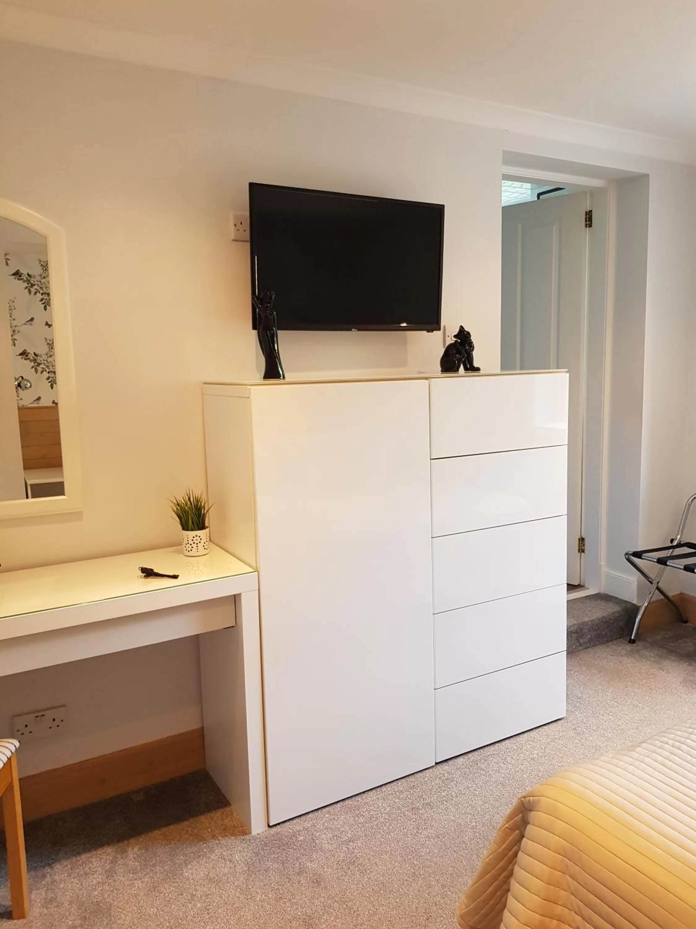 TV and multimedia in Maple Cottage B&B