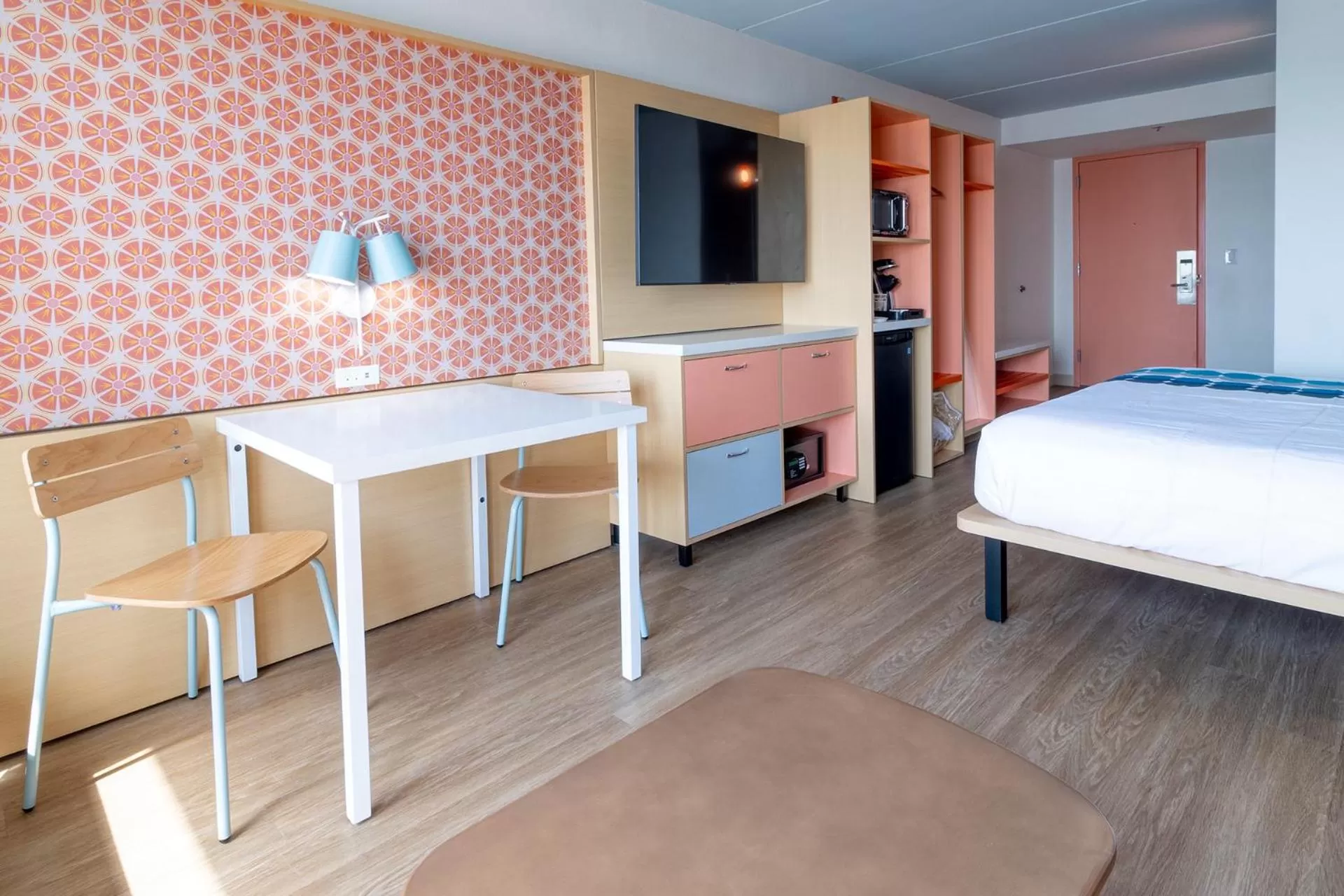 TV and multimedia, Bed in Golden Sands Carolina Beach Oceanfront, Tapestry by Hilton