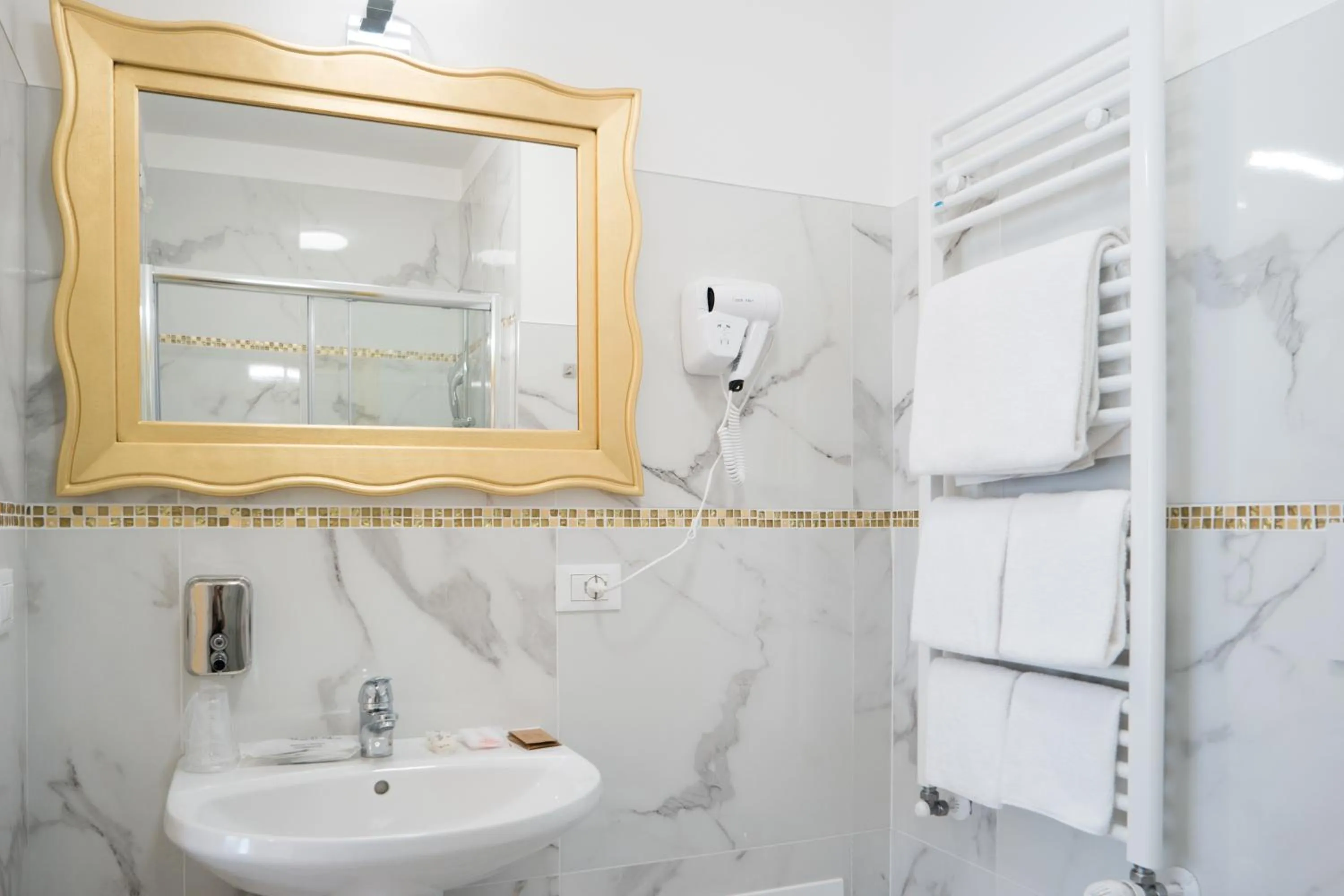 Bathroom in Guest House Train Station Venice - Atika & Atif