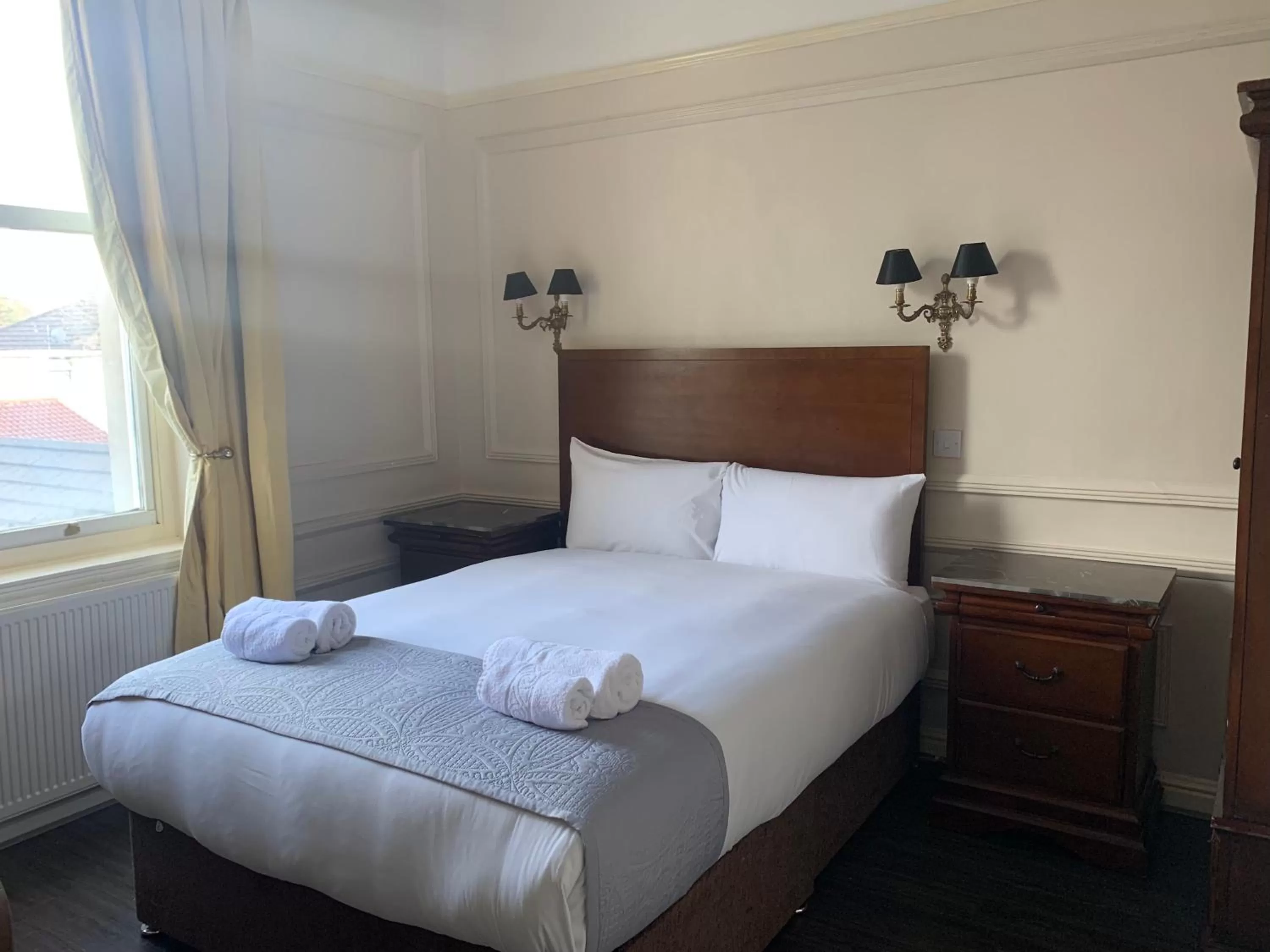 Bedroom, Bed in Beech Mount Hotel - Free Parking