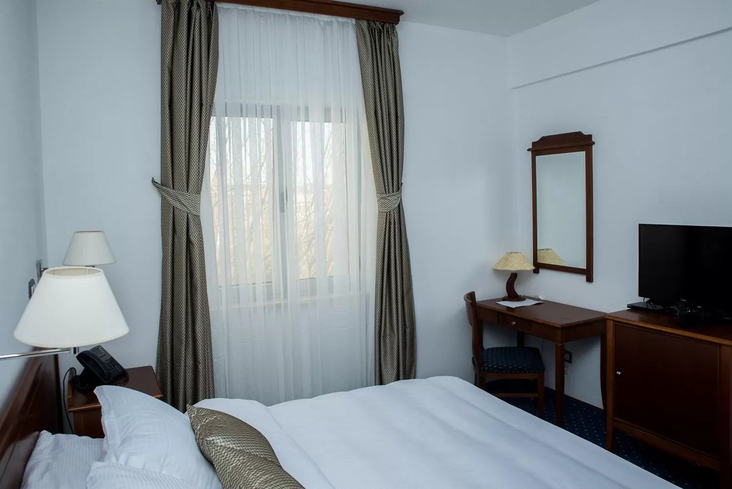 Communal lounge/ TV room, Bed in Hotel Hum