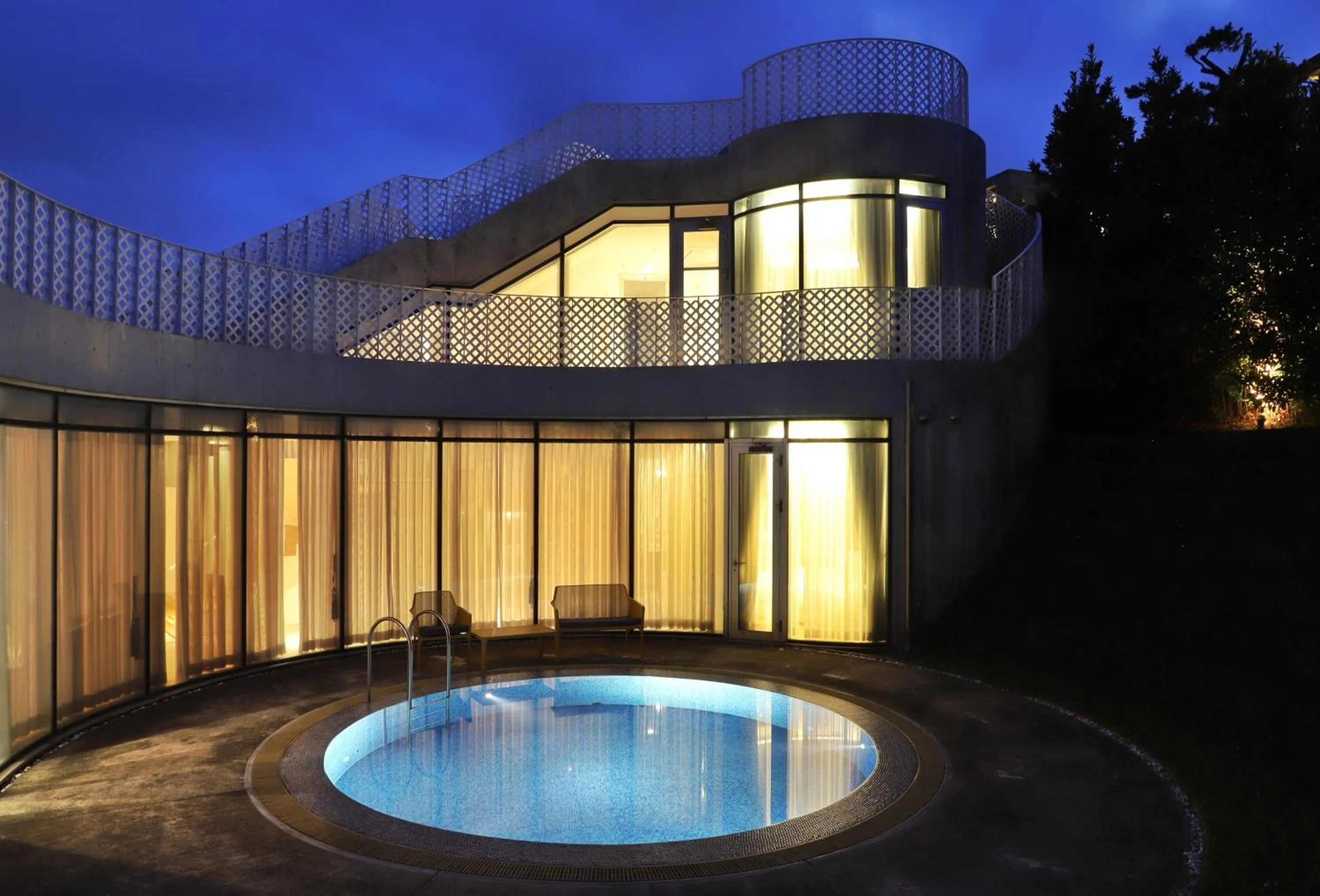 Swimming pool in Lotte Resort Jeju Artvillas