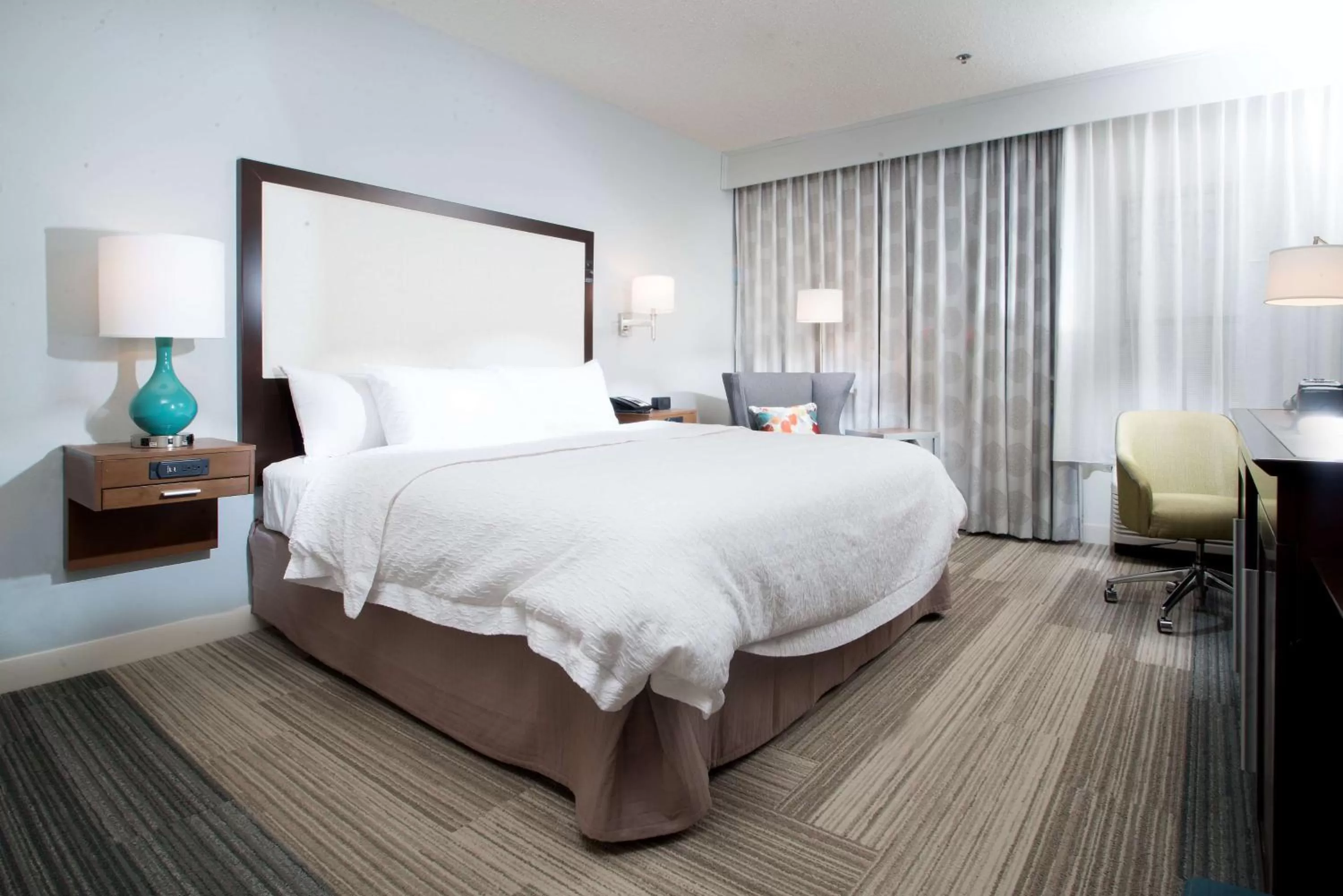 Bedroom, Bed in Hampton Inn Tiffin