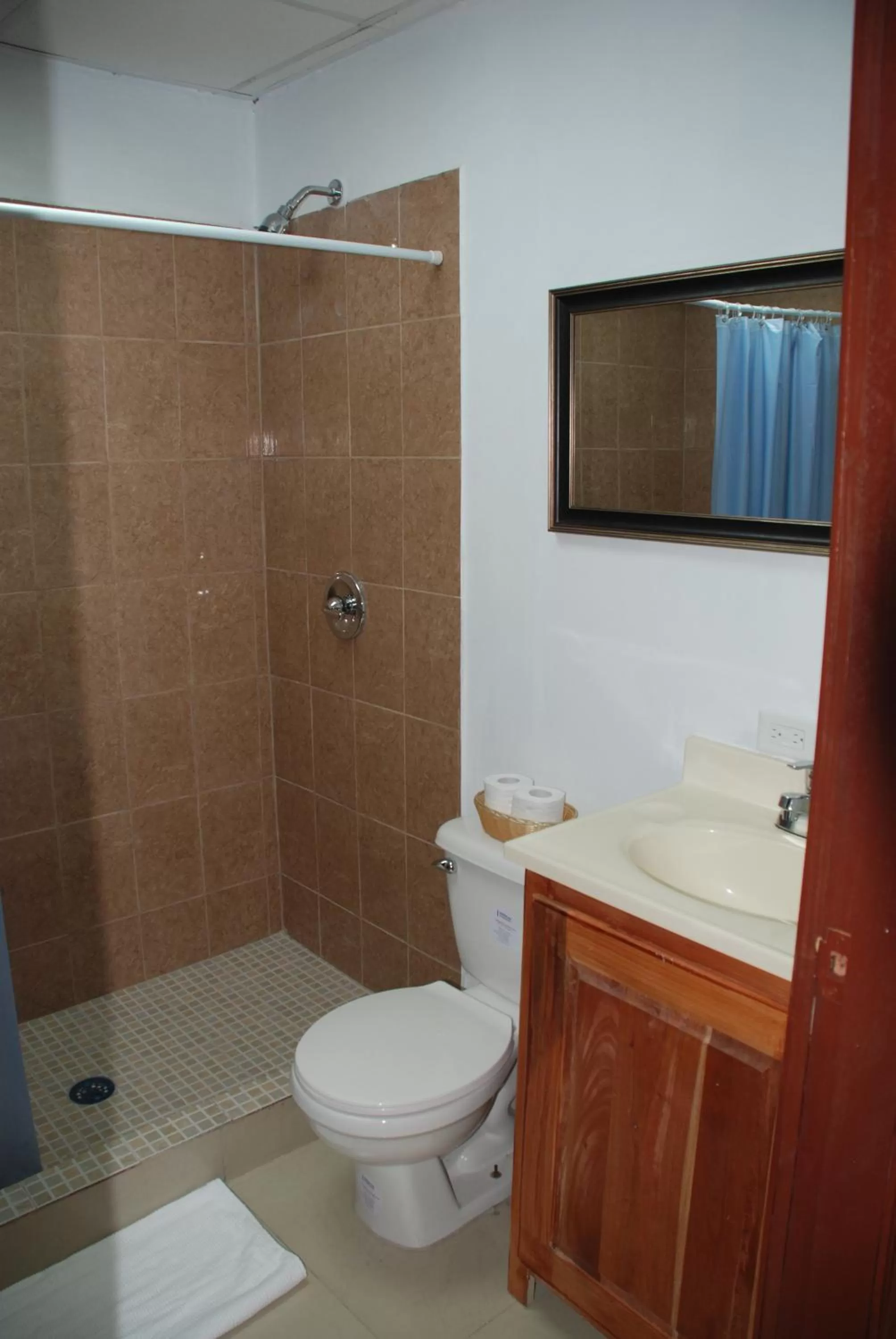Bathroom in Hotel Coastalbay 2 & Golf Cart Rental