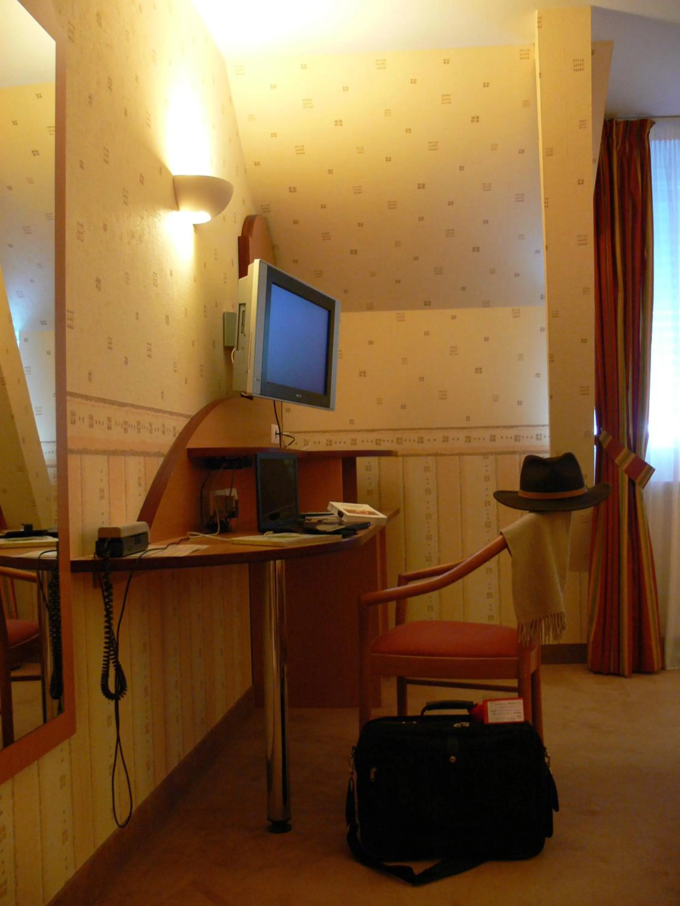 TV and multimedia in Logis Hotels Le Champalud Restaurant La Citadelle