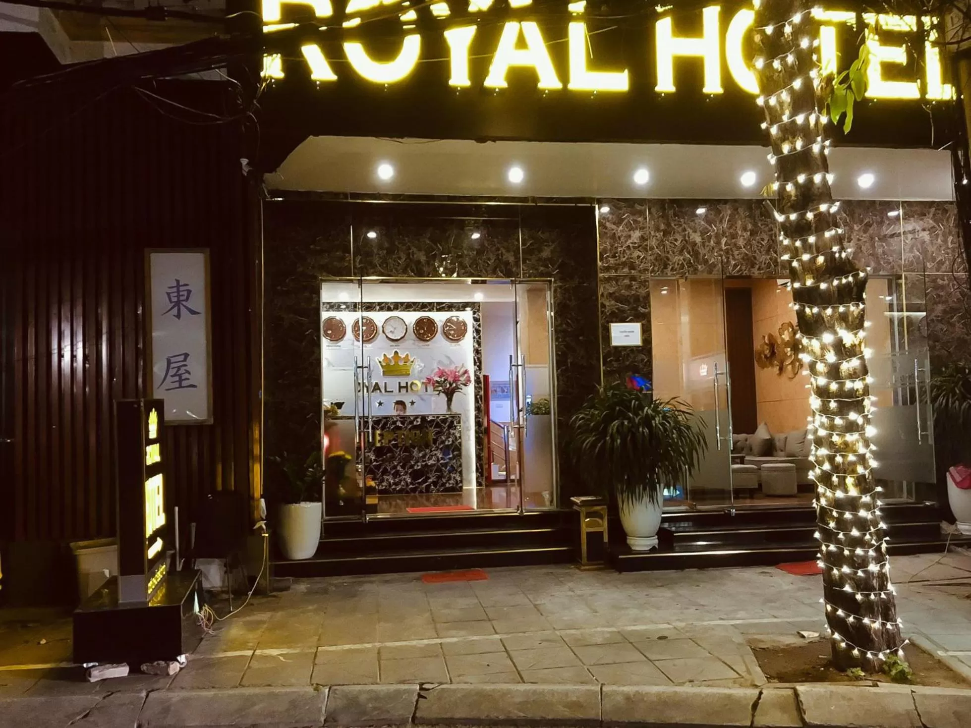 Facade/entrance in Royal Hotel