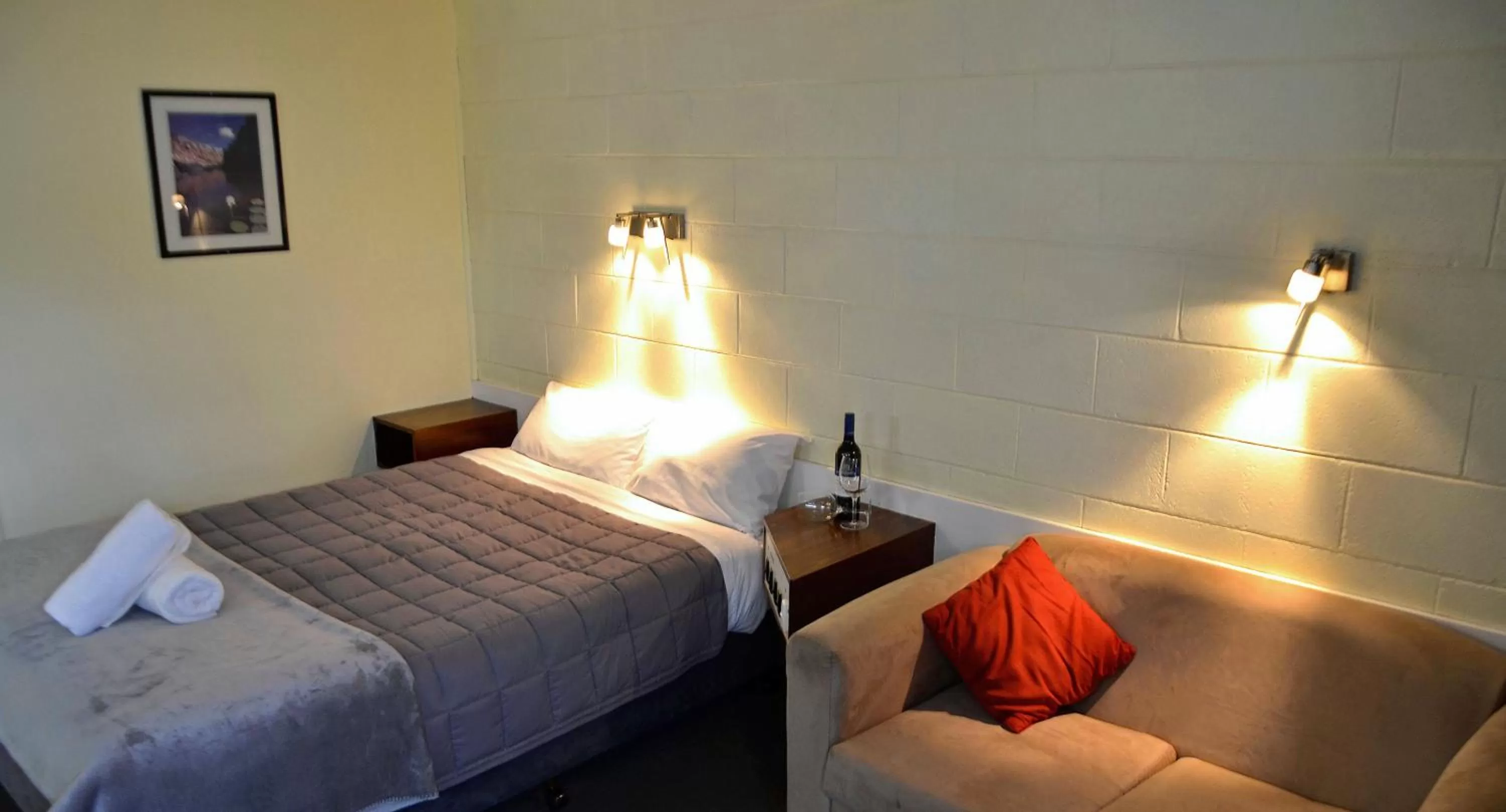 Bed in Charles Sturt Motor Inn