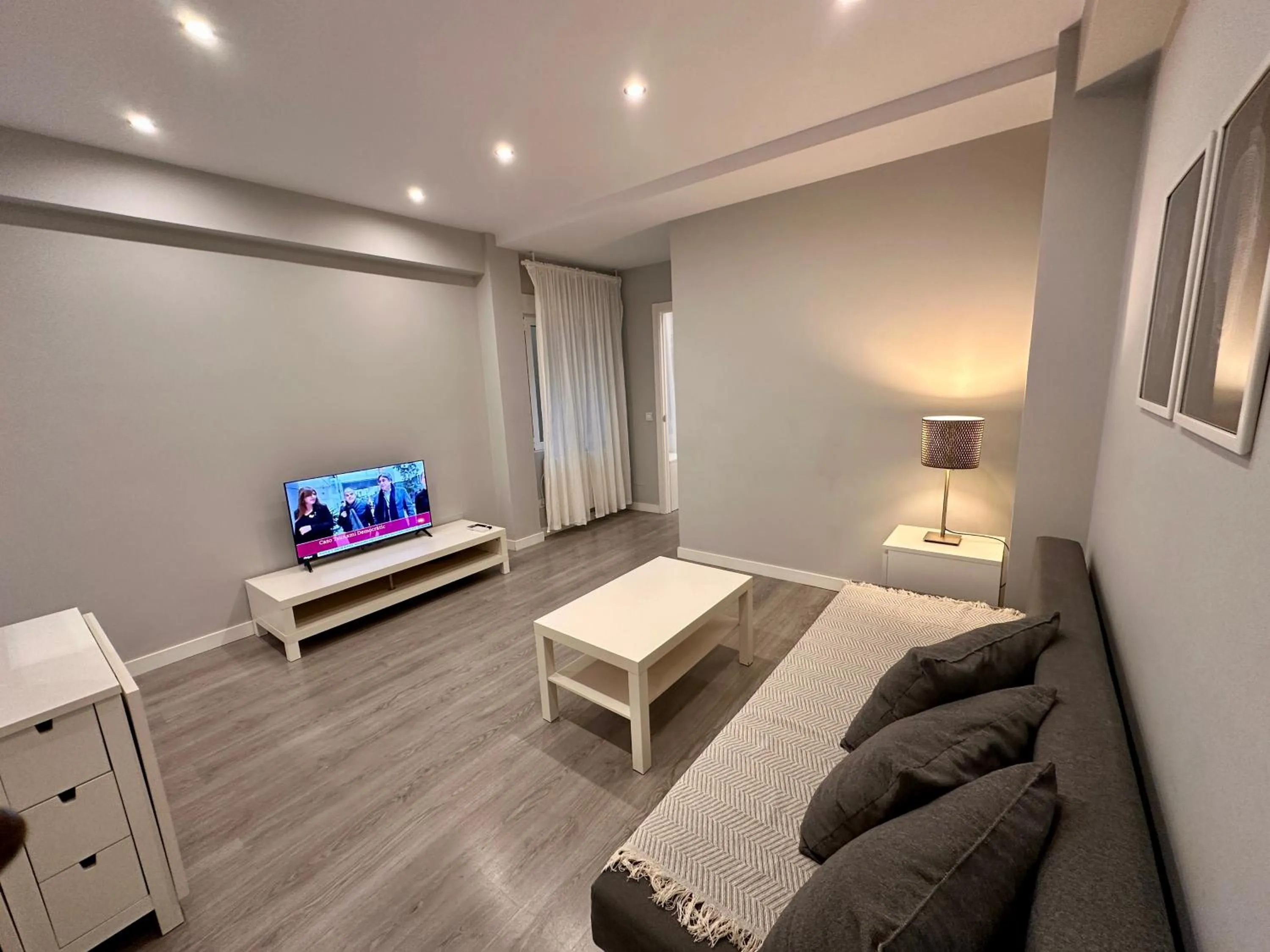 Photo of the whole room, Bed in Far Home Gran Vía