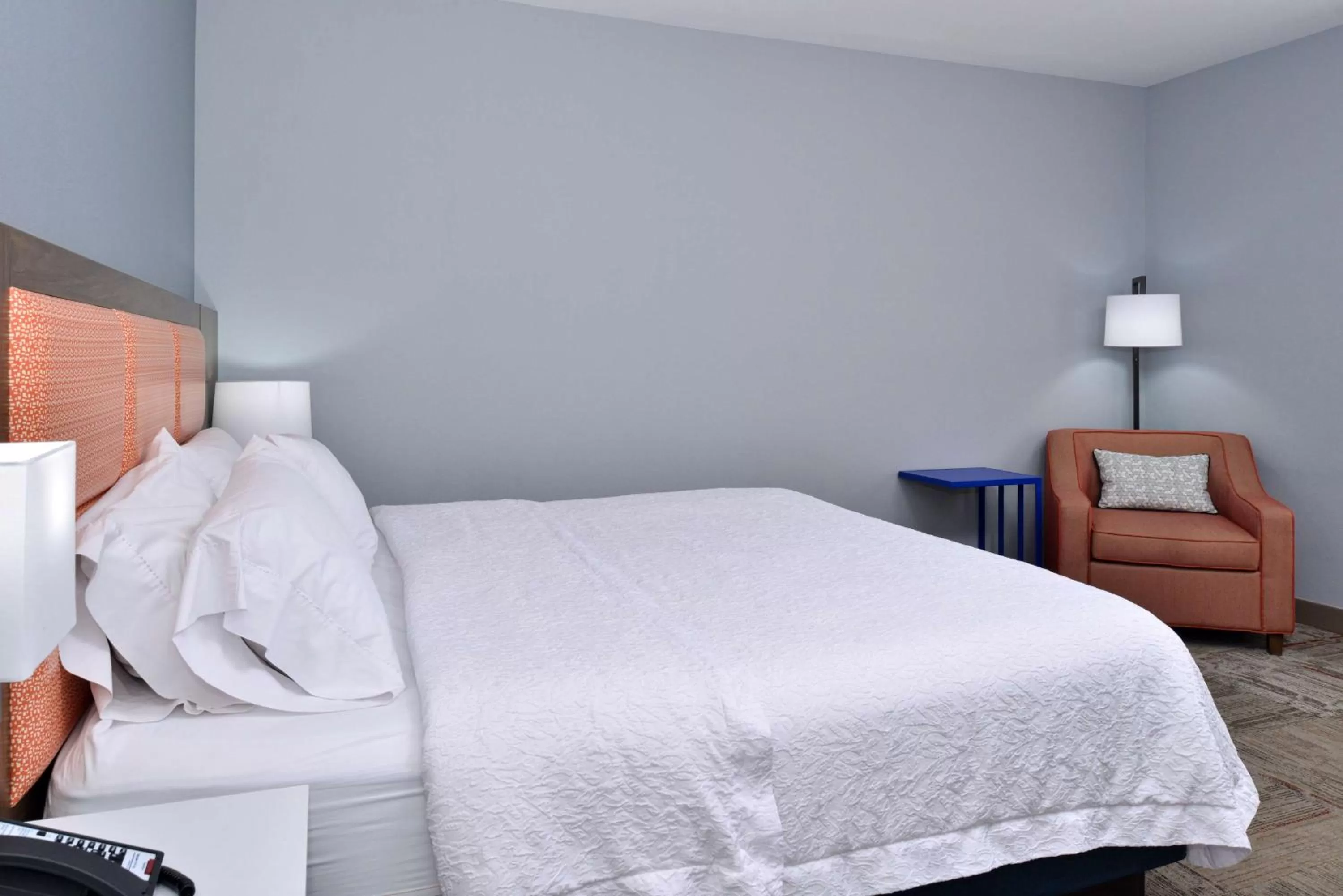 Bed in Hampton Inn Kansas City Northeast