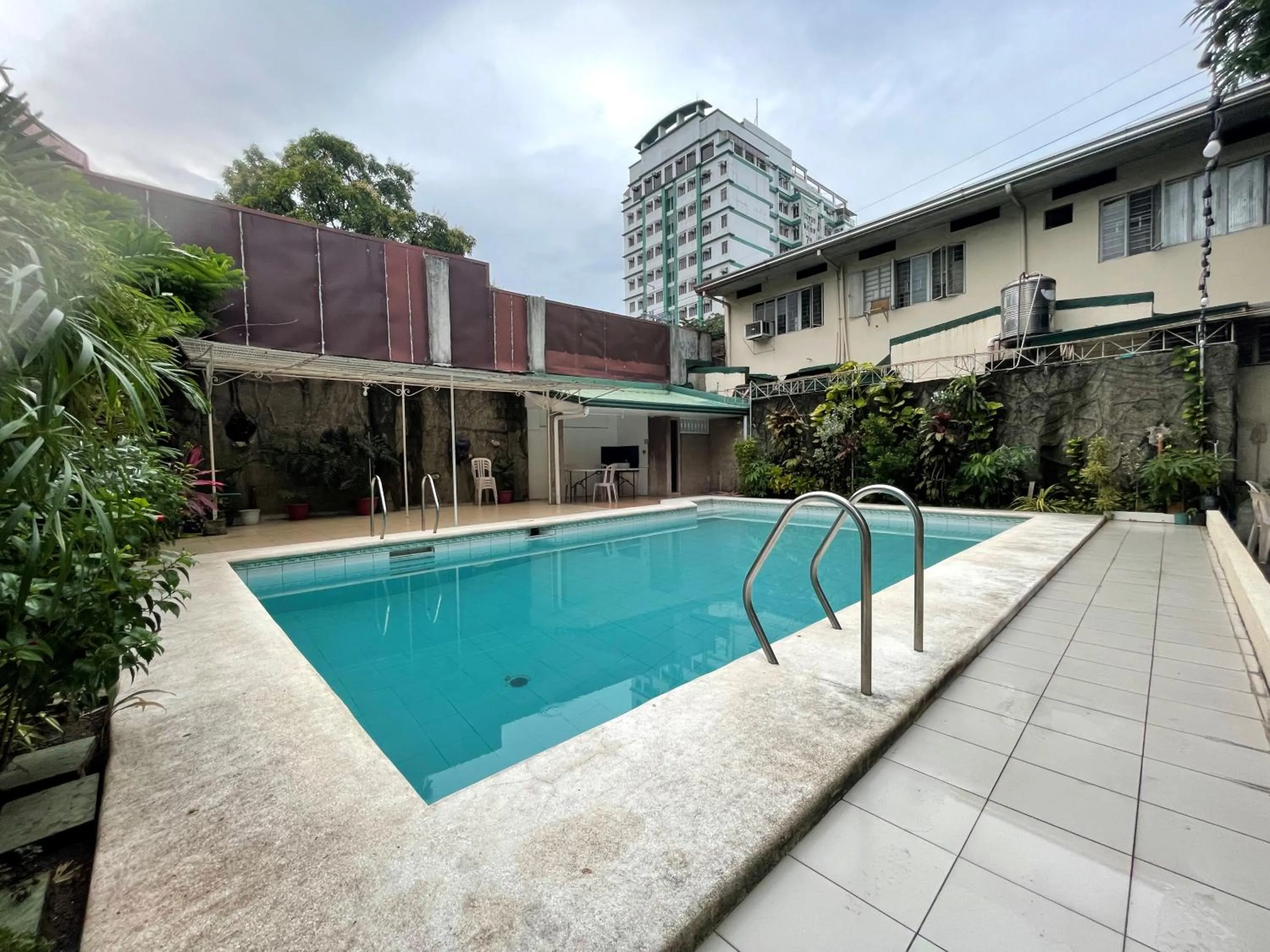 Swimming pool in 1888 Staycation Inn by Cocotel