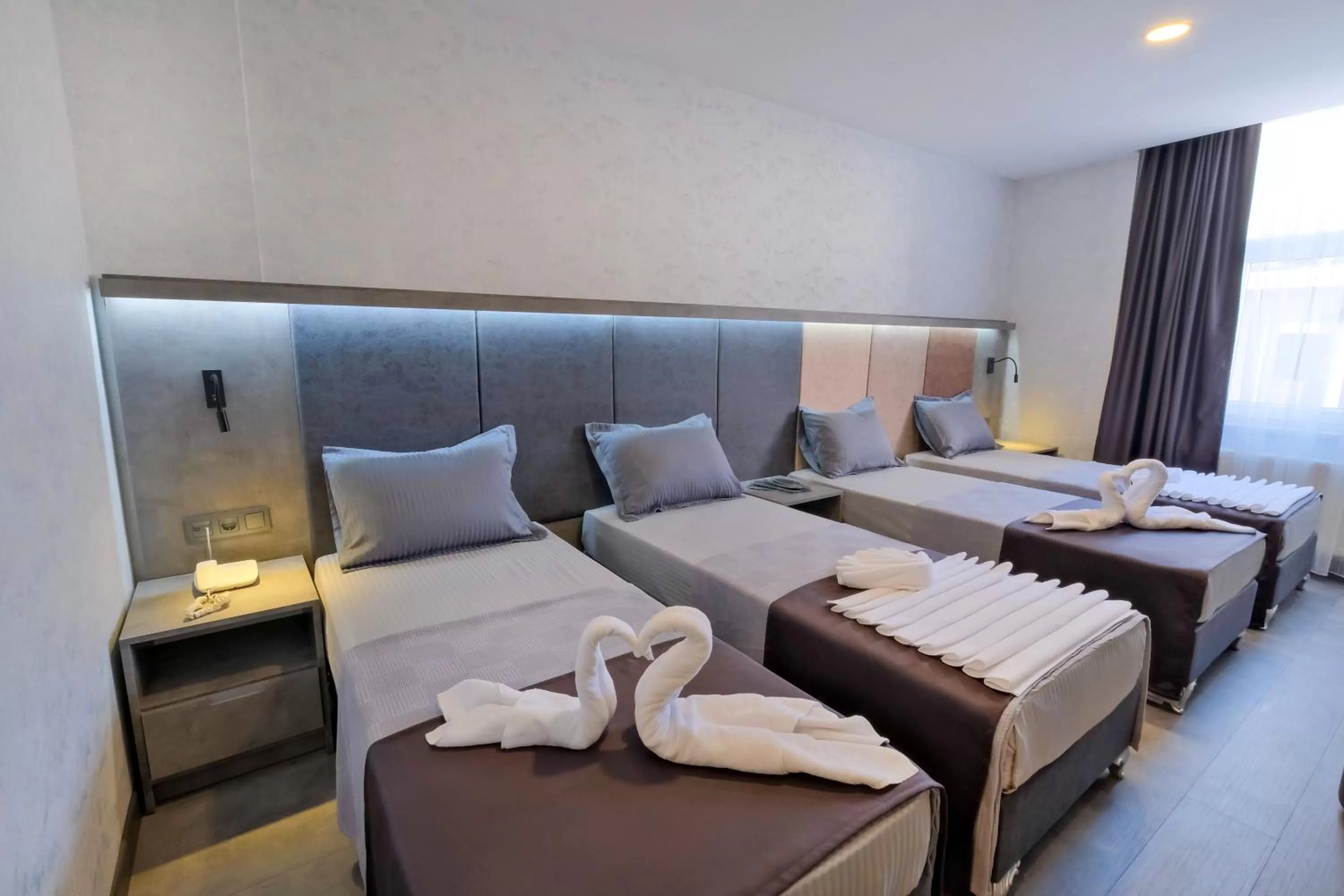 Photo of the whole room, Bed in The Queen Hotel