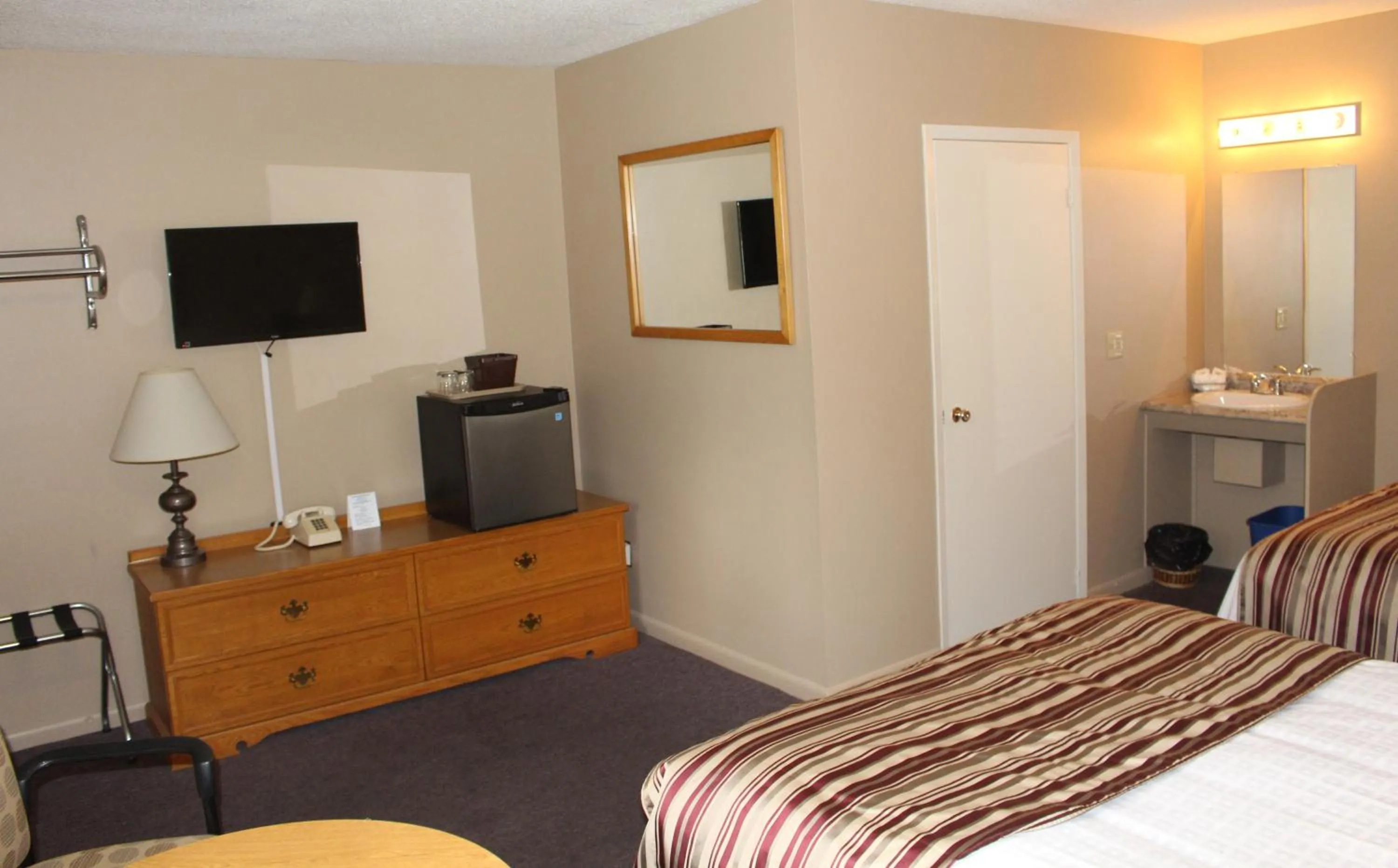 Photo of the whole room in Colonial Resort-1000Islands