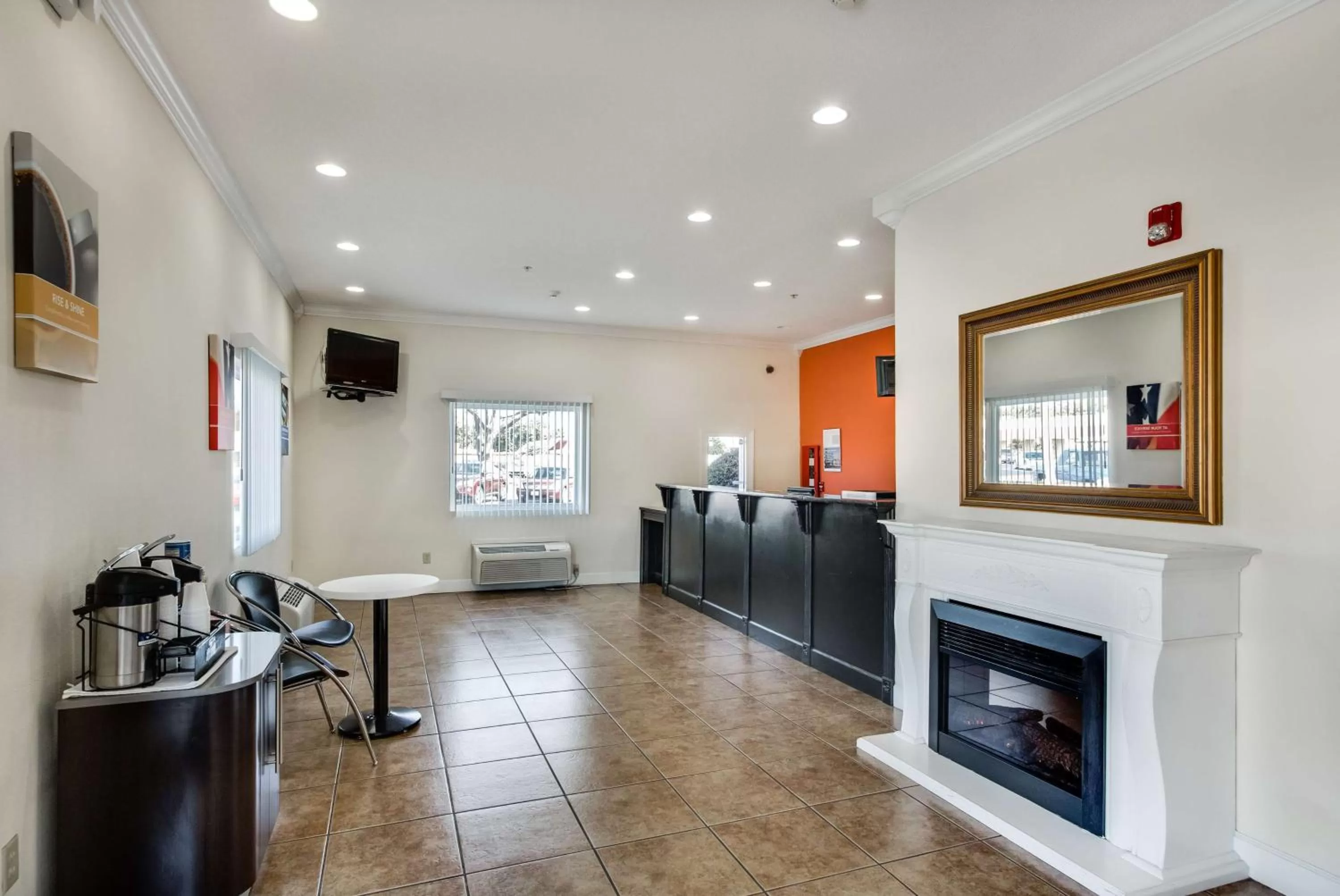 Communal lounge/ TV room in Motel 6-Hinesville, GA