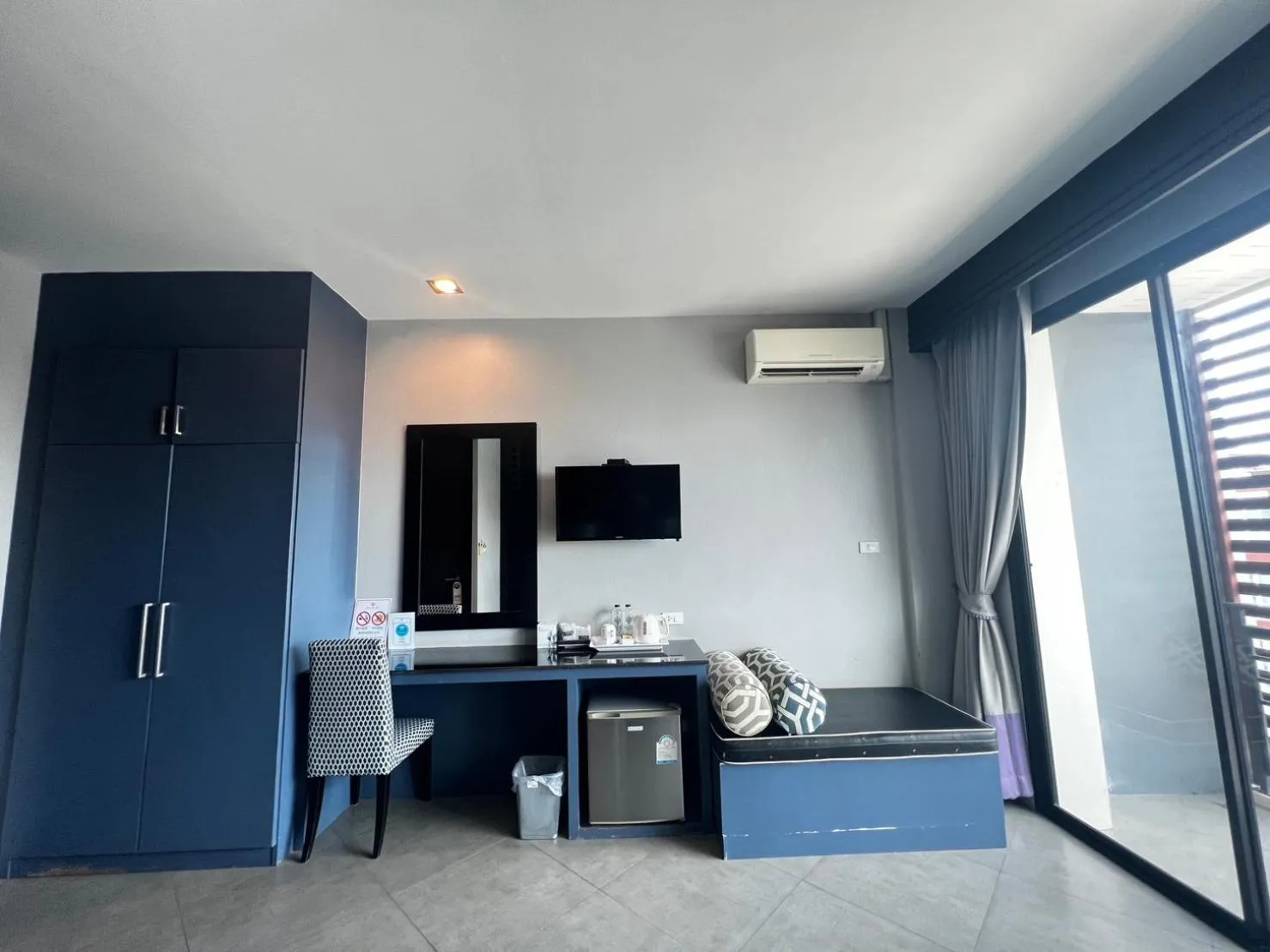 TV and multimedia in Srisawara Casa Hotel