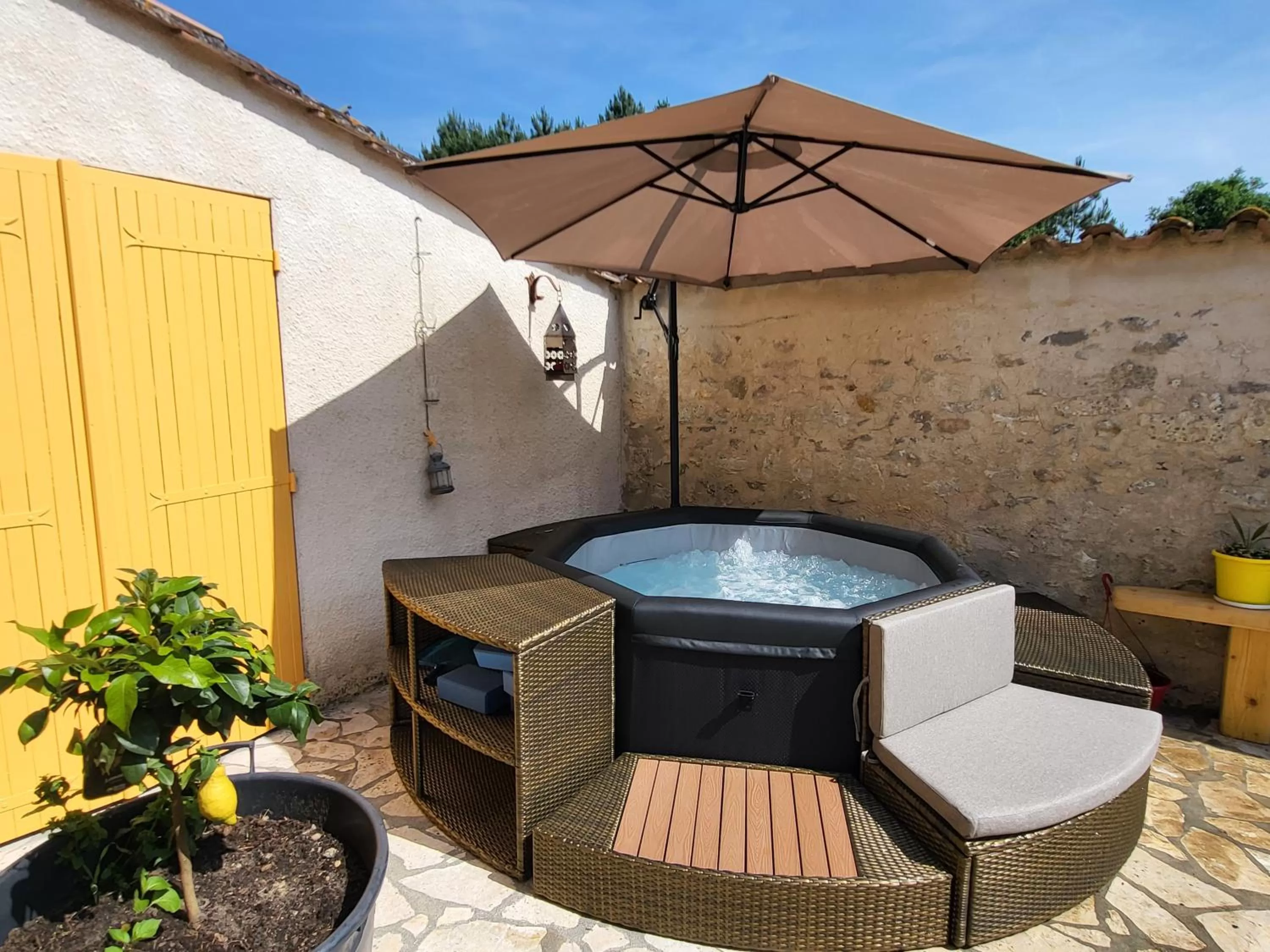 Hot Tub, Swimming Pool in Domaine de La Sarrotte