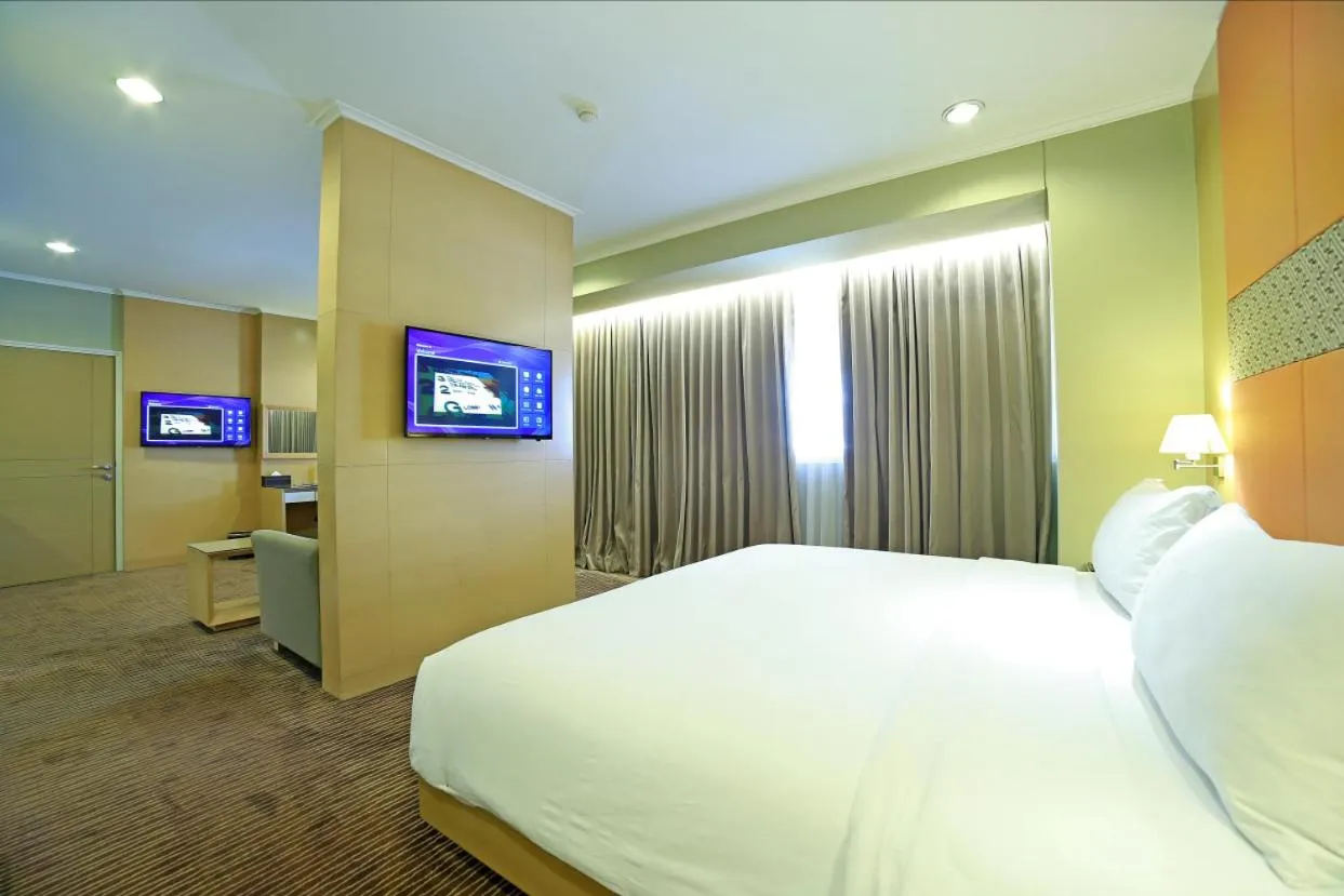 Photo of the whole room, Bed in All Sedayu Hotel Kelapa Gading