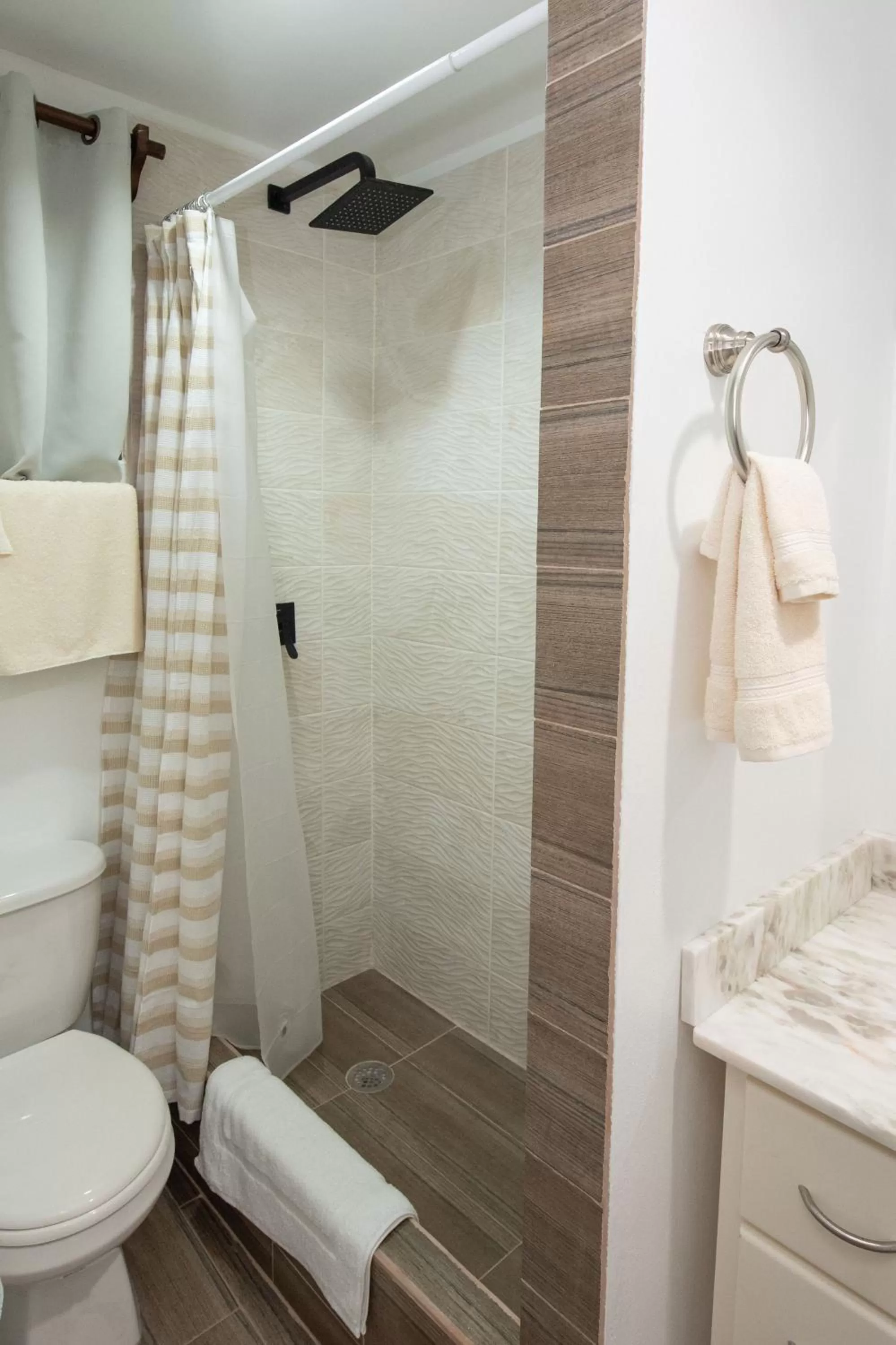 Shower in La Casa de Paz Hotel