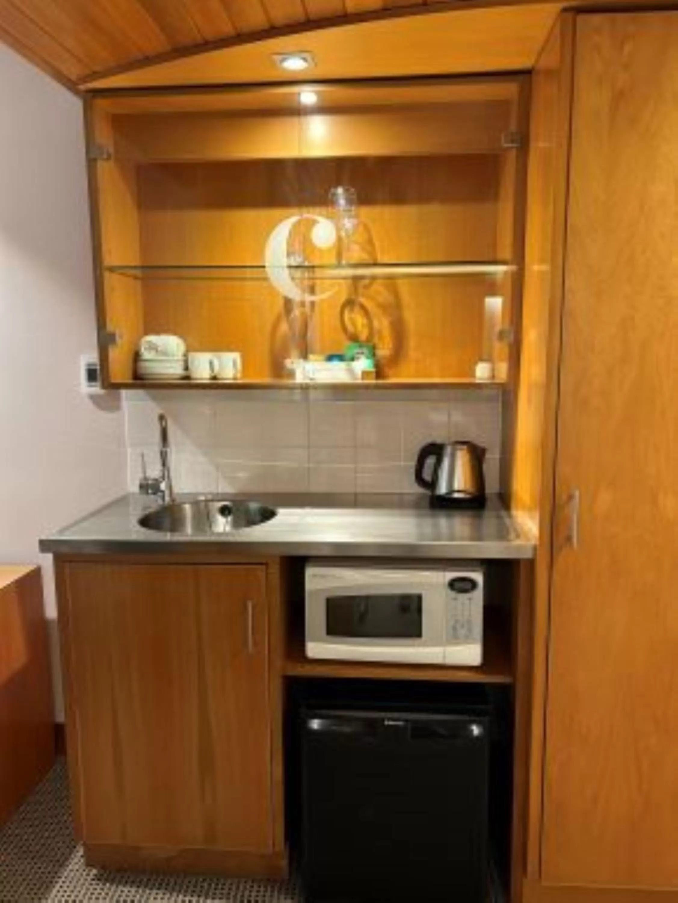 Kitchen or kitchenette in Commodore Airport Hotel Christchurch