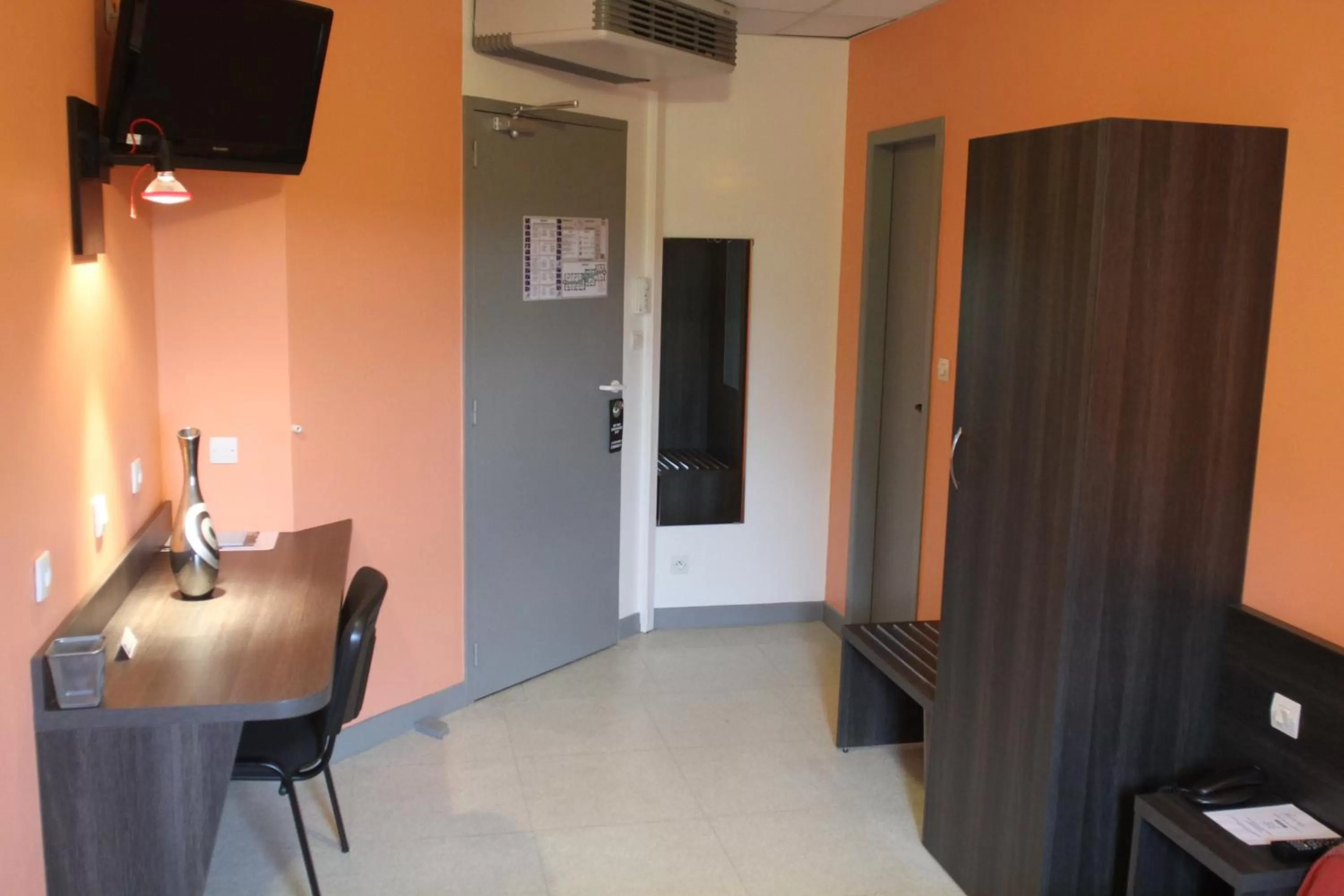 Photo of the whole room in Hotel Le Saint Vincent Lyon Sud