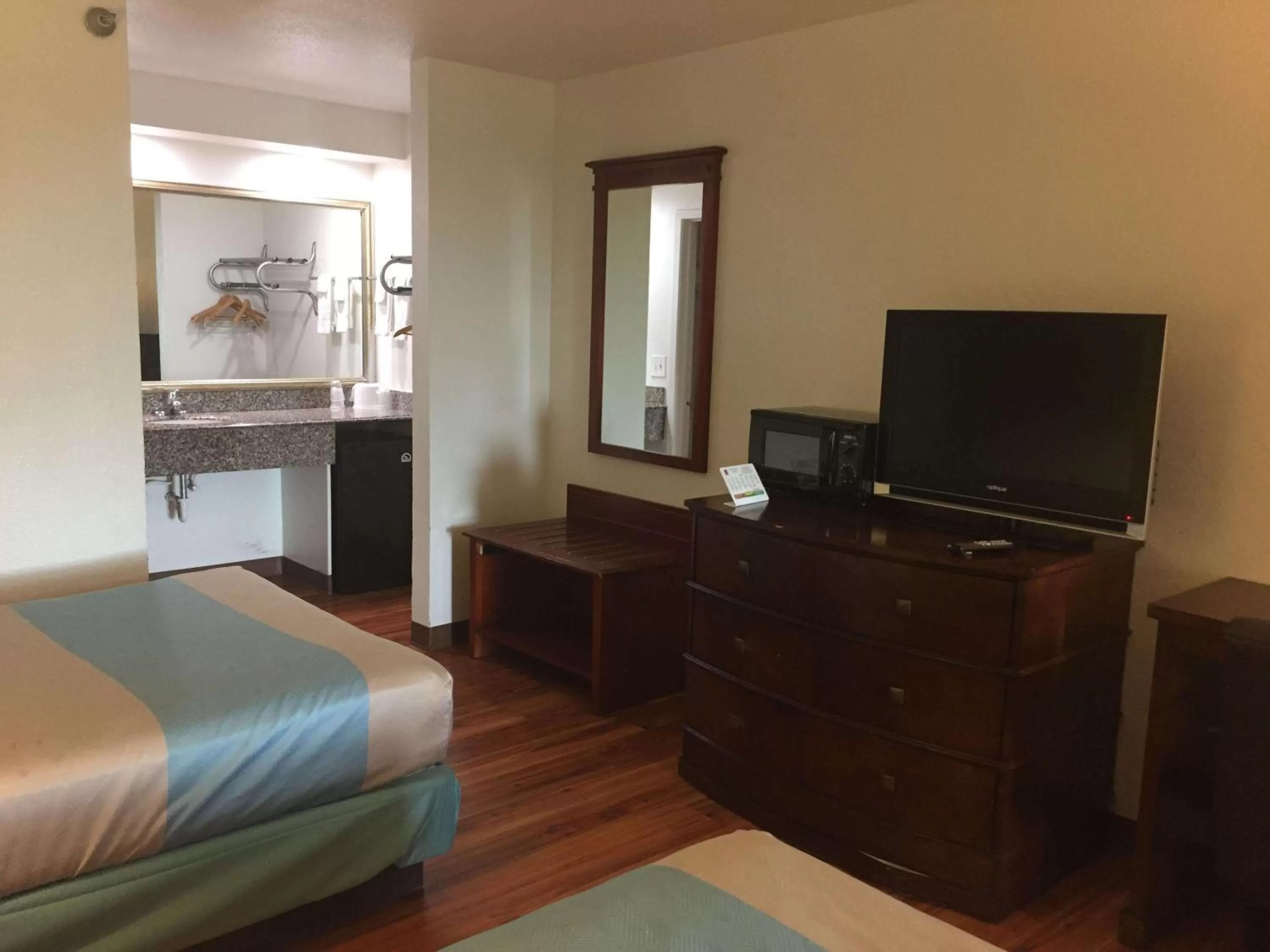 TV and multimedia, Bed in Motel 6-Nashville, TN - Airport