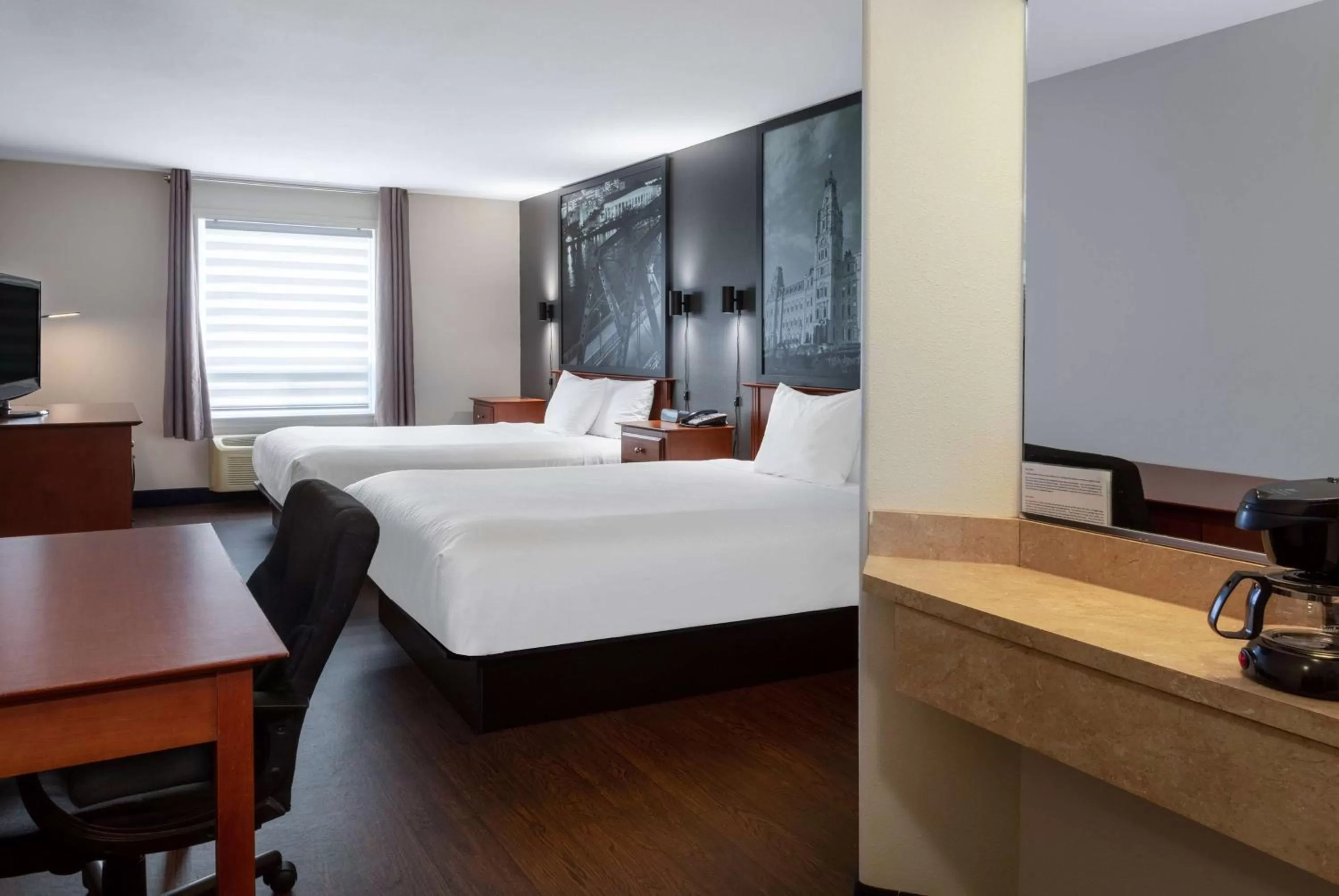 Photo of the whole room, Bed in Super 8 by Wyndham Trois-Rivieres