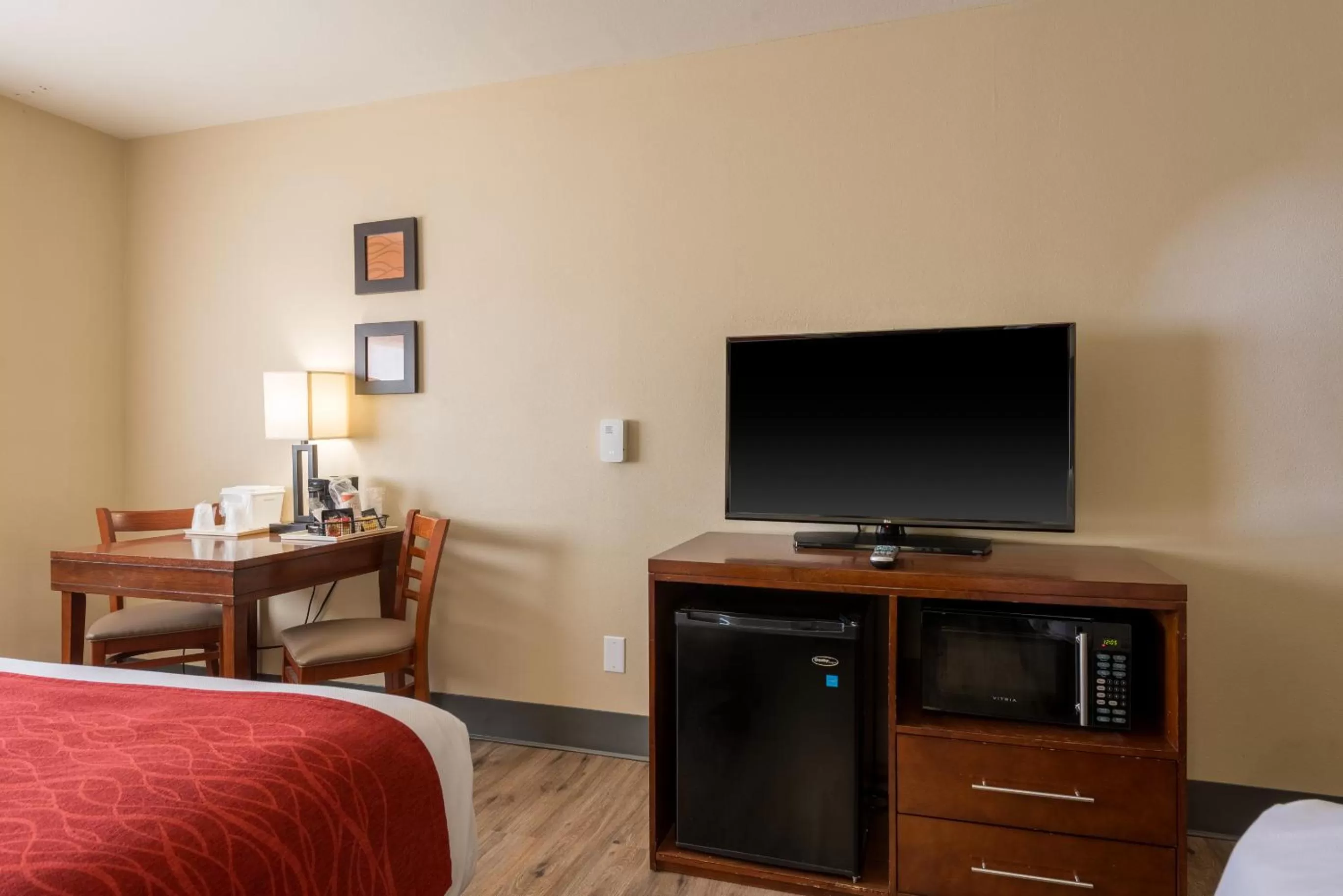 TV and multimedia, Bed in Comfort Inn & Suites Alamosa