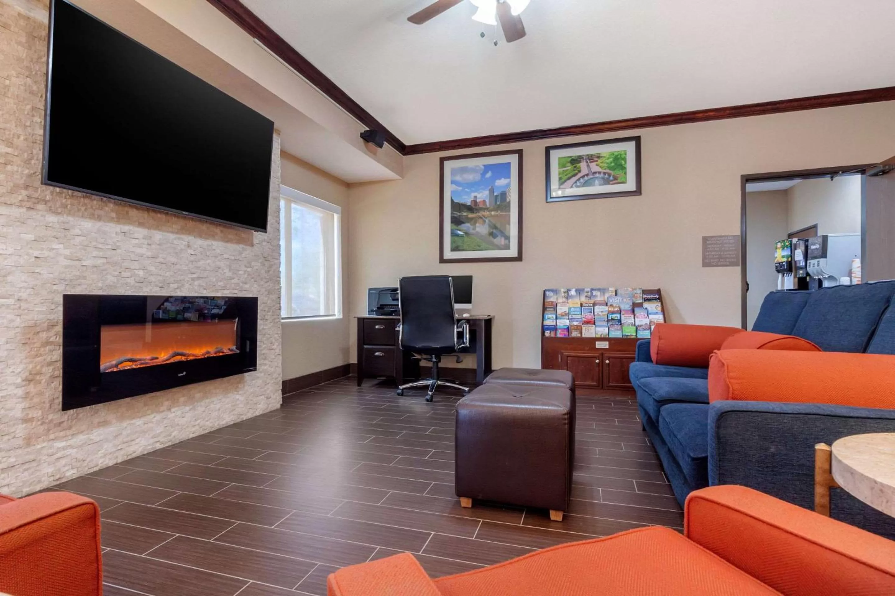Lobby or reception in Comfort Suites Omaha East-Council Bluffs