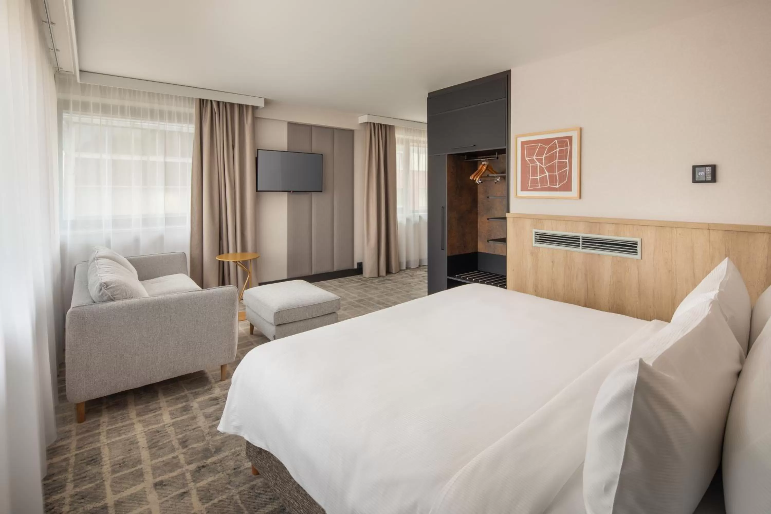 TV and multimedia, Bed in Crowne Plaza Budapest by IHG