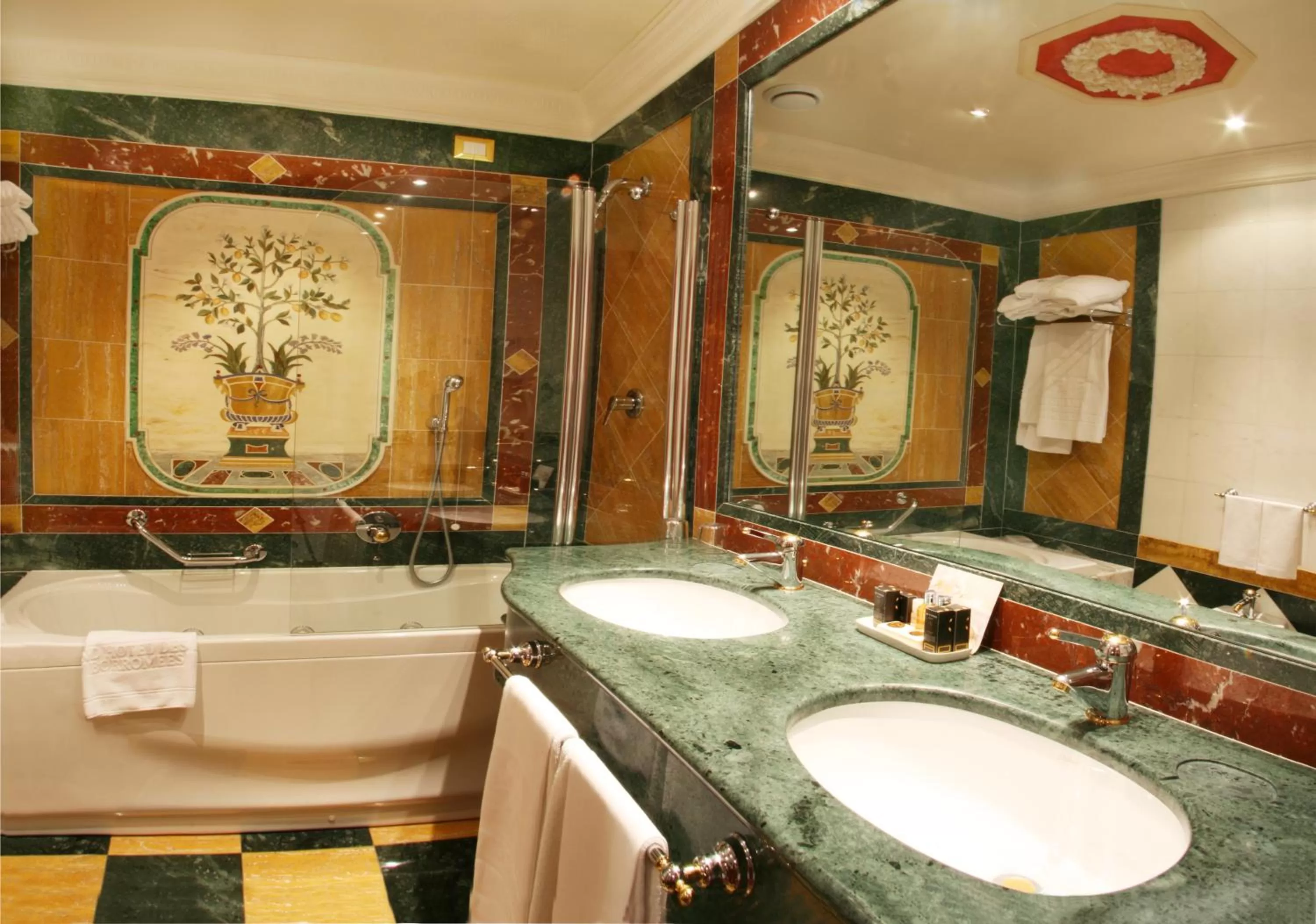 Bathroom in Grand Hotel des Iles Borromées & SPA